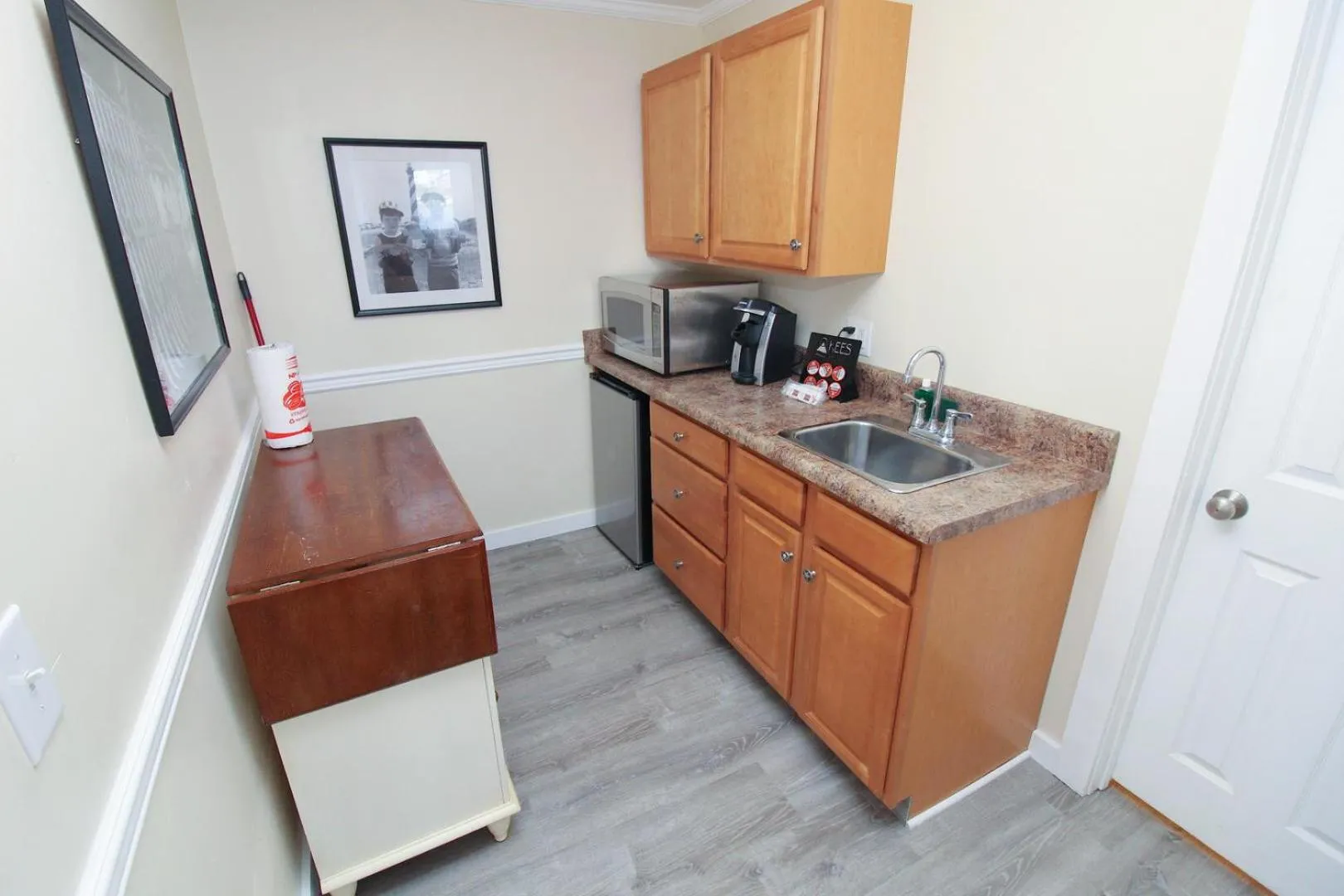 Coffee/tea facilities in Fin 'N Feather Waterside Inn by Kees Vacations