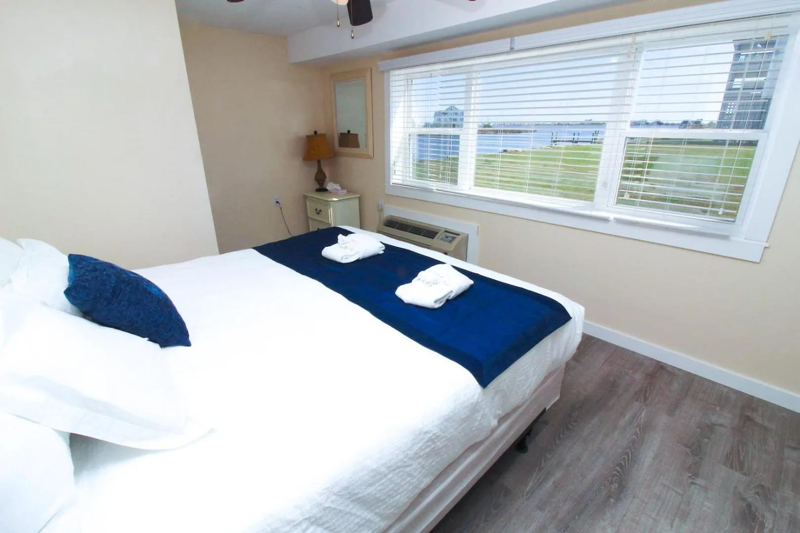 Bed in Fin 'N Feather Waterside Inn by Kees Vacations