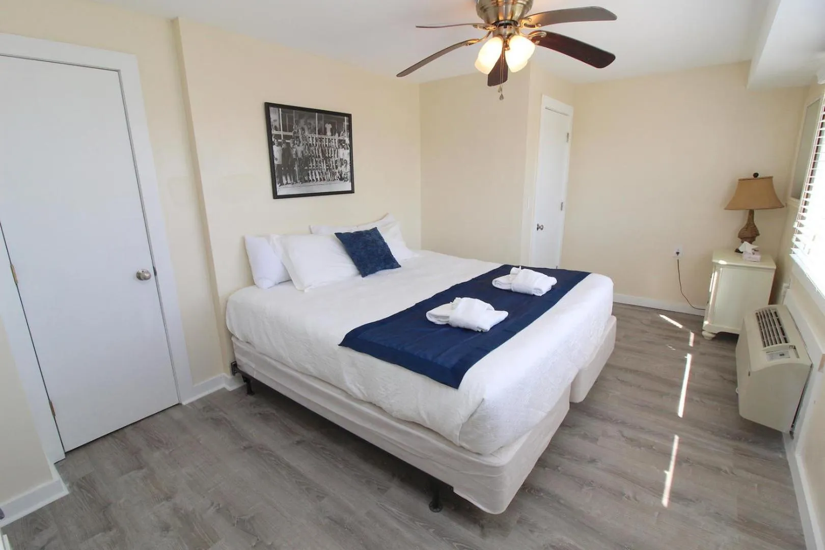 Bed in Fin 'N Feather Waterside Inn by Kees Vacations