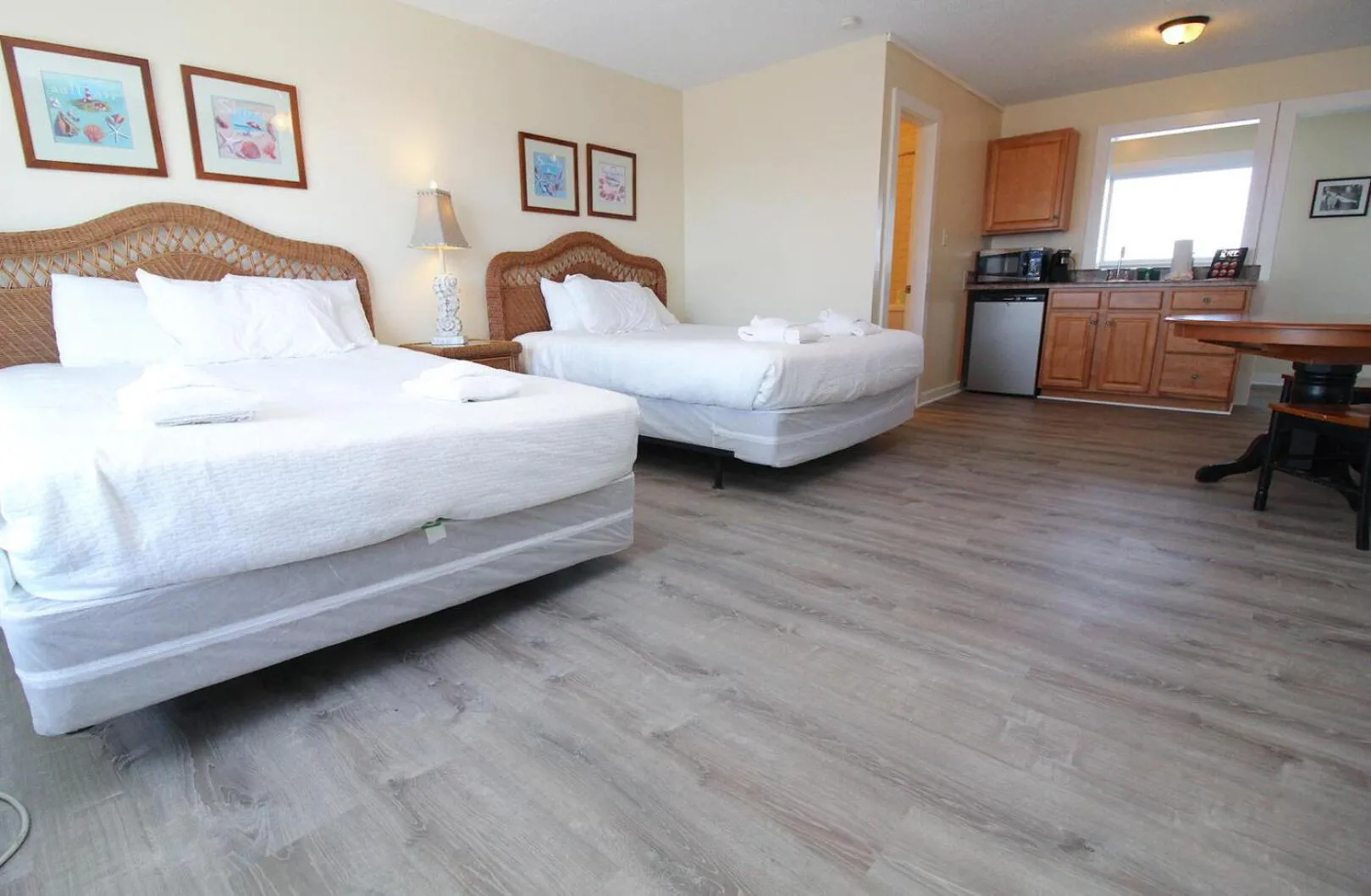 Bed in Fin 'N Feather Waterside Inn by Kees Vacations