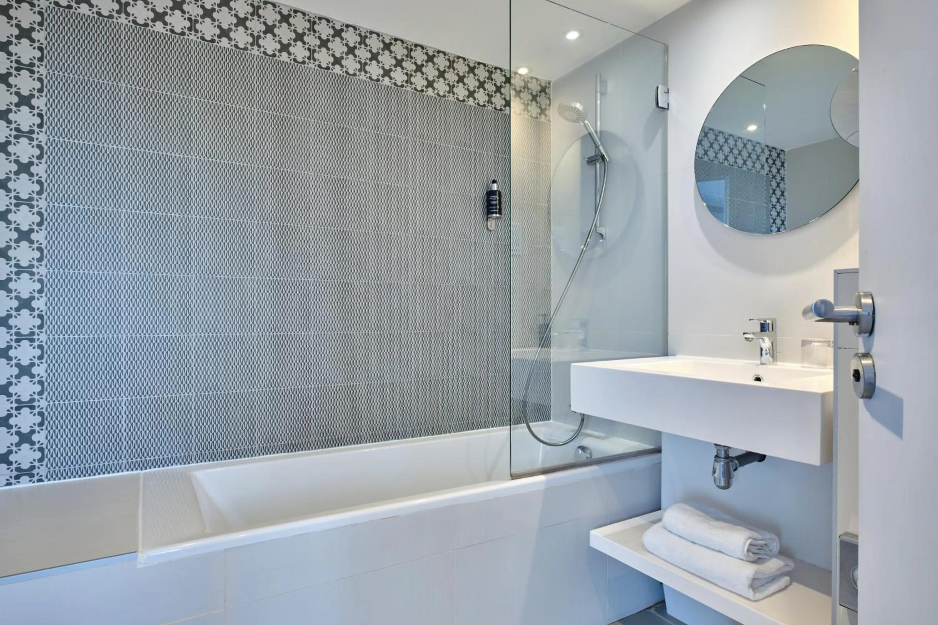 Bathroom in Hotel Atrium by Happyculture