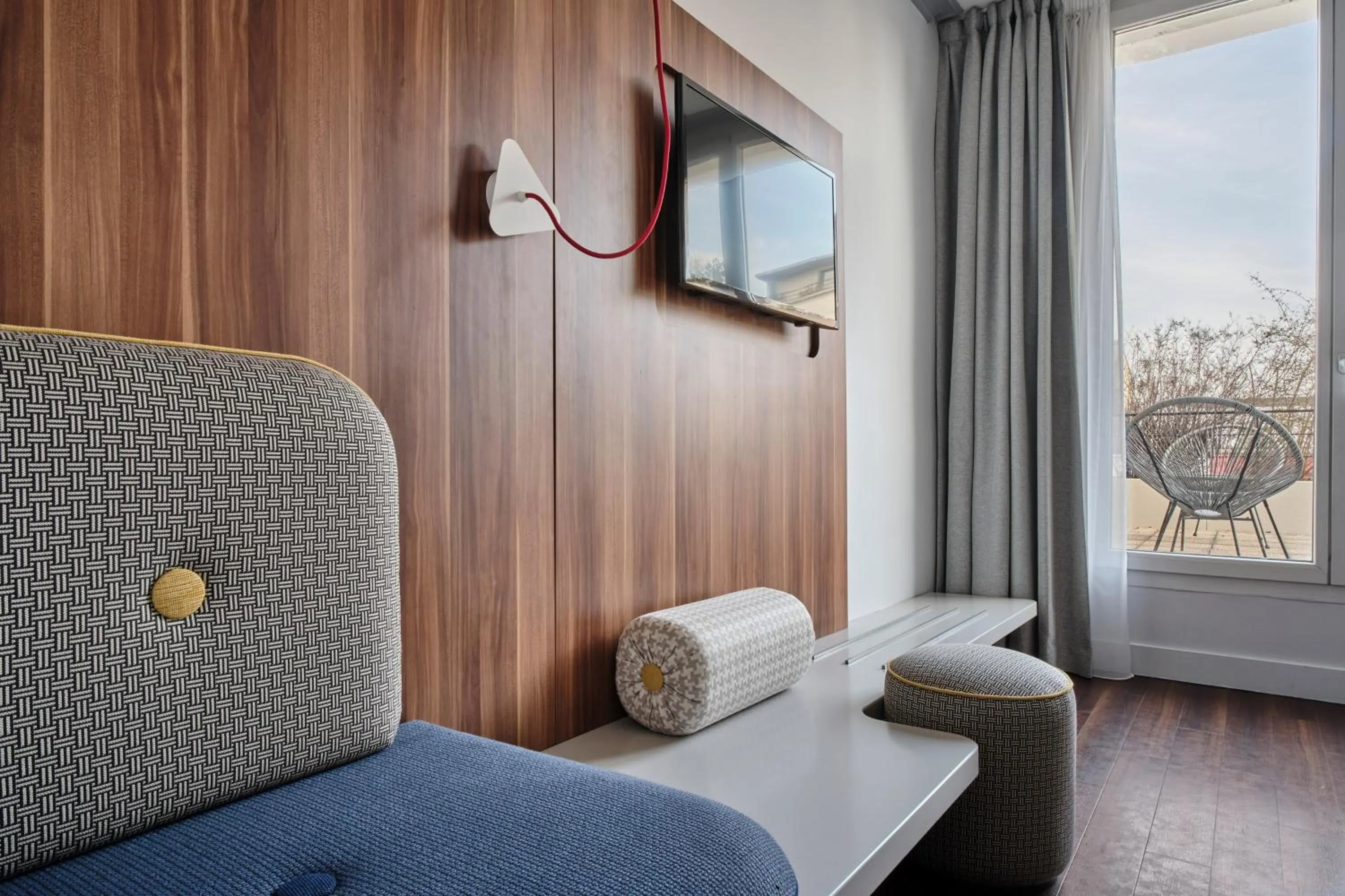 TV and multimedia in Hotel Atrium by Happyculture