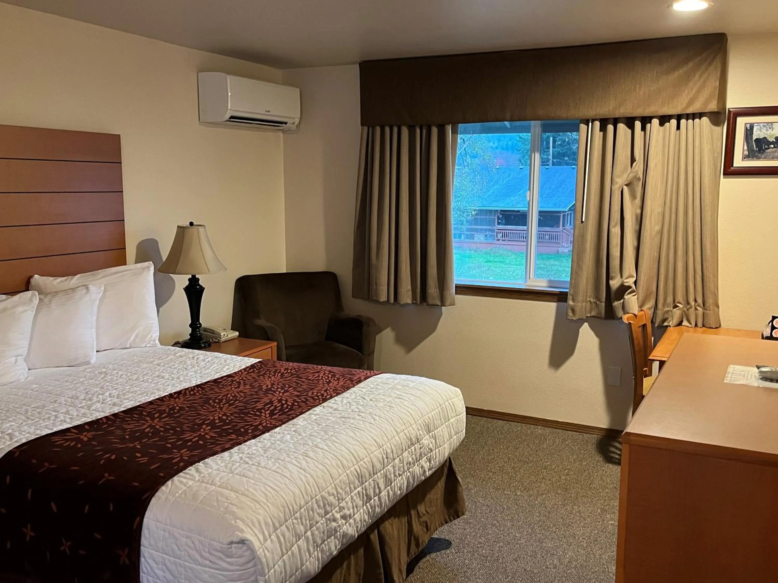 Guests, Bed in Seasons Motel