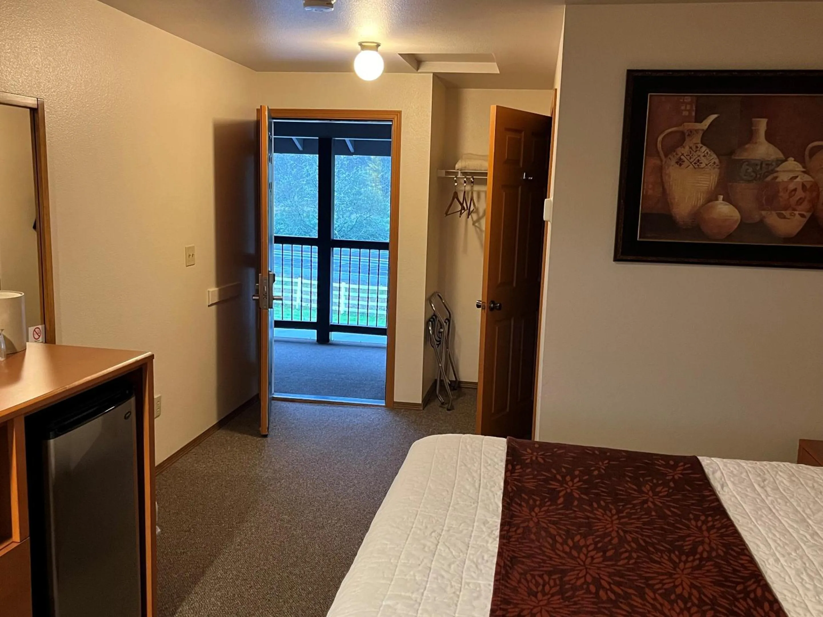 Bedroom, Bed in Seasons Motel