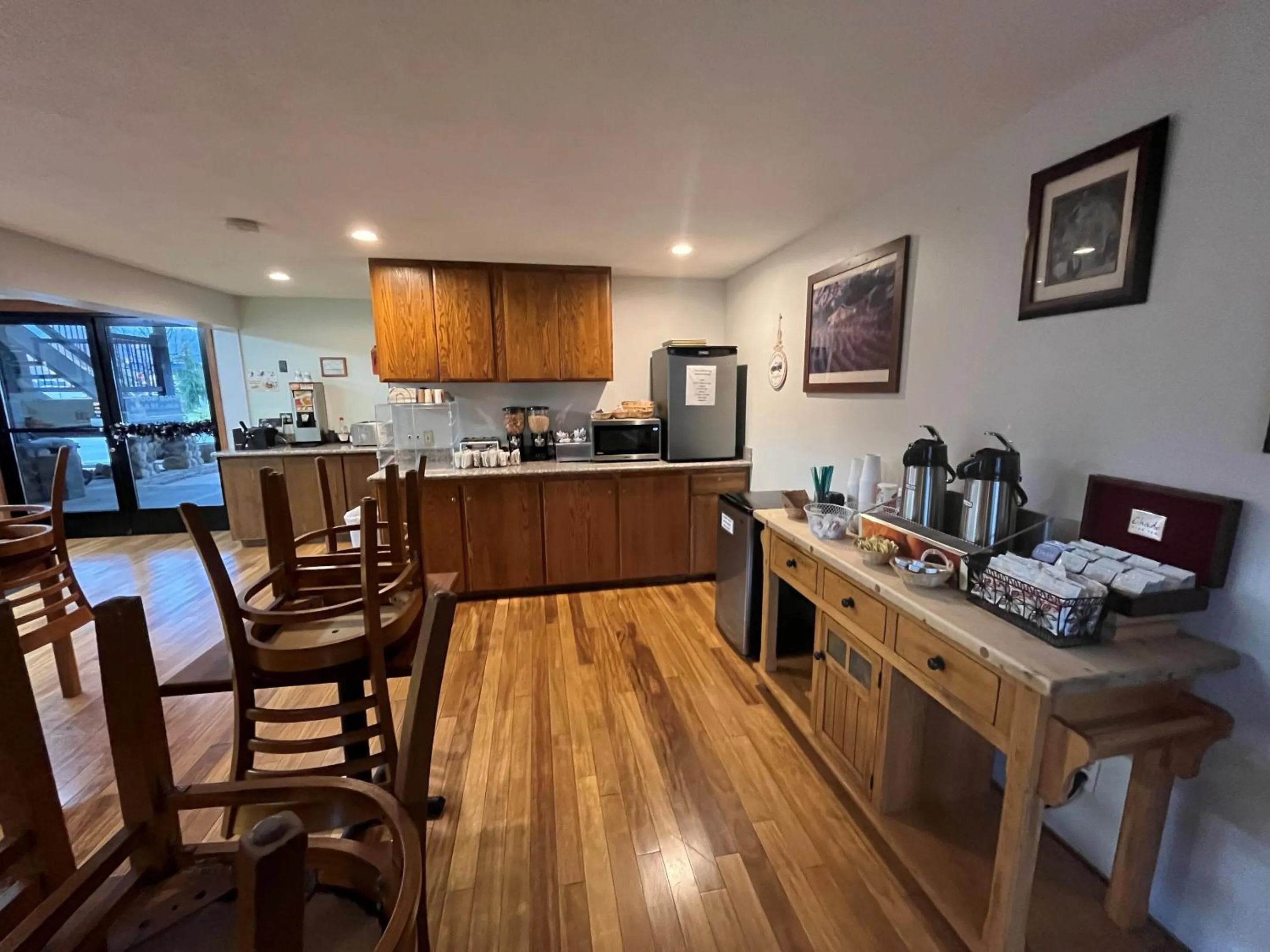 Breakfast in Seasons Motel