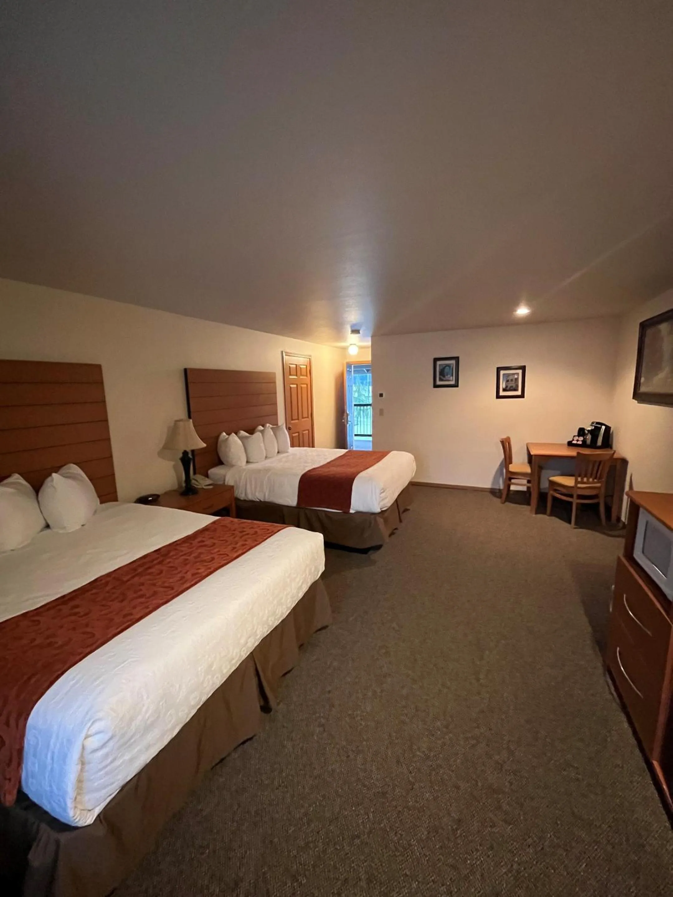 Bedroom, Bed in Seasons Motel