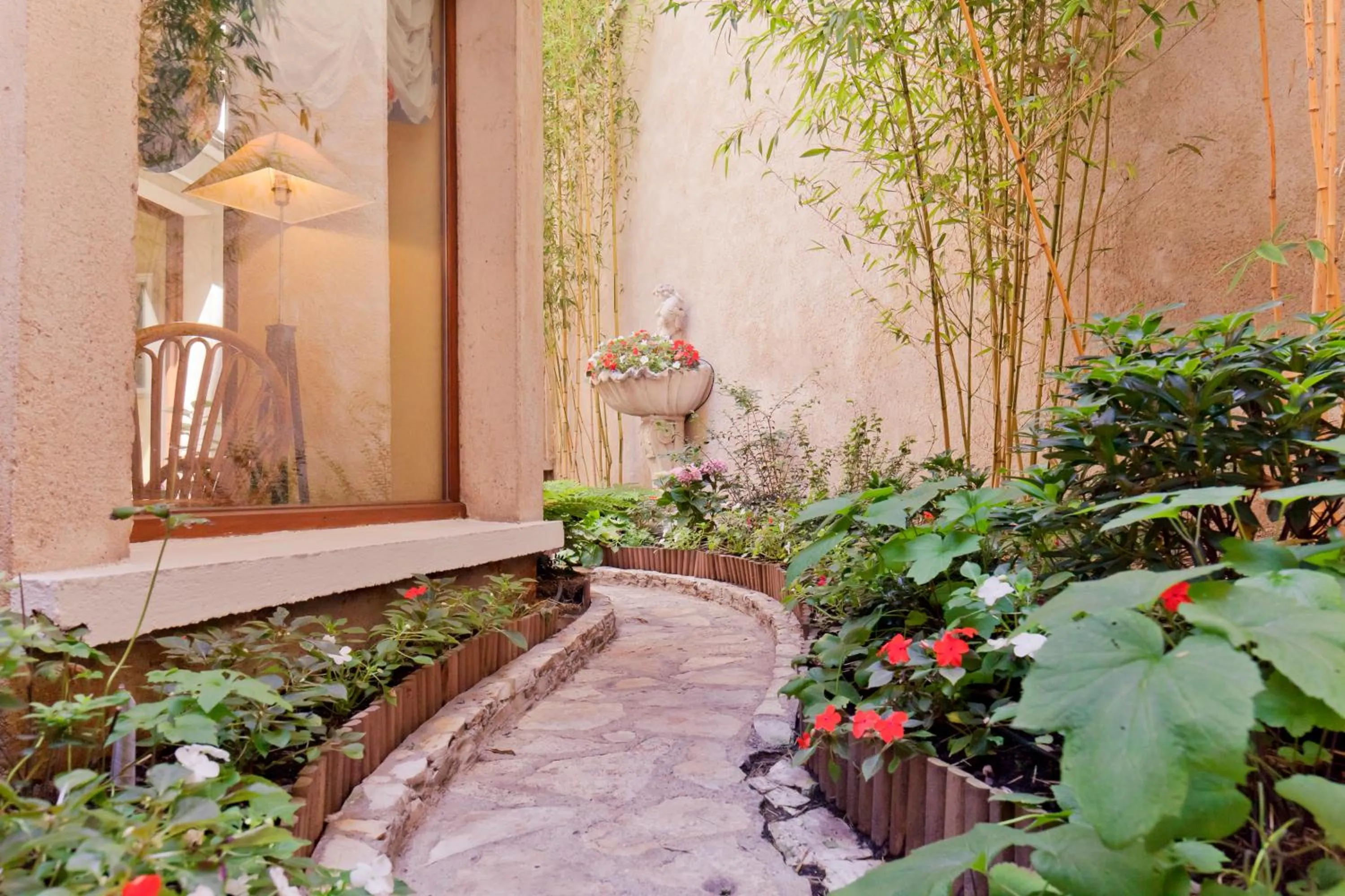 Patio in Hôtel Beaubourg