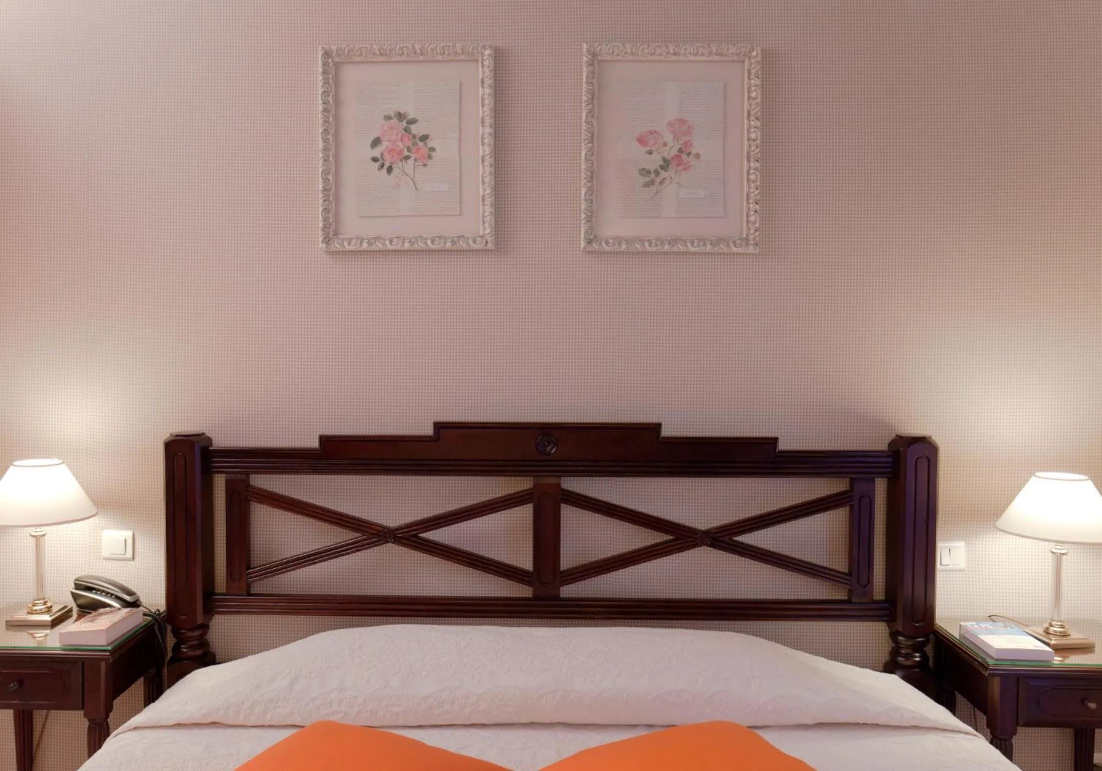 Bed in Hôtel Beaubourg