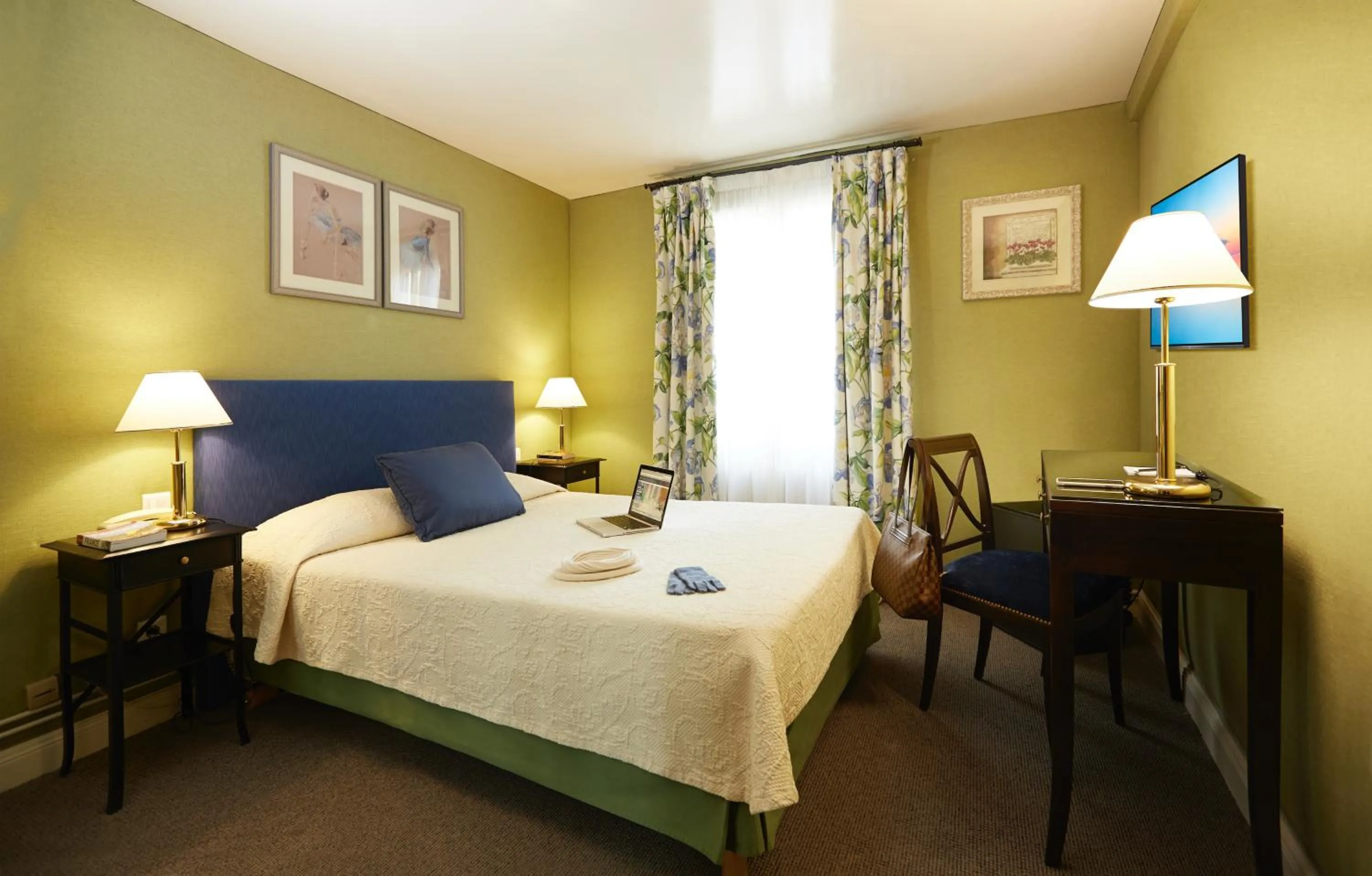 Bed in Hôtel Beaubourg