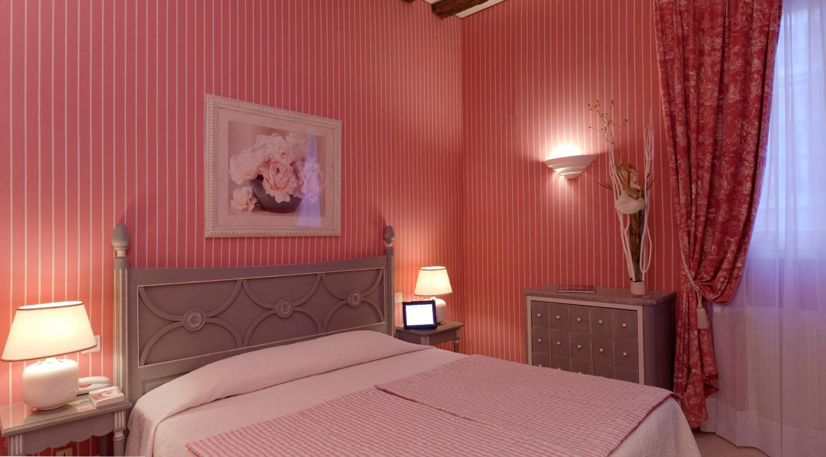 Bed in Hôtel Beaubourg