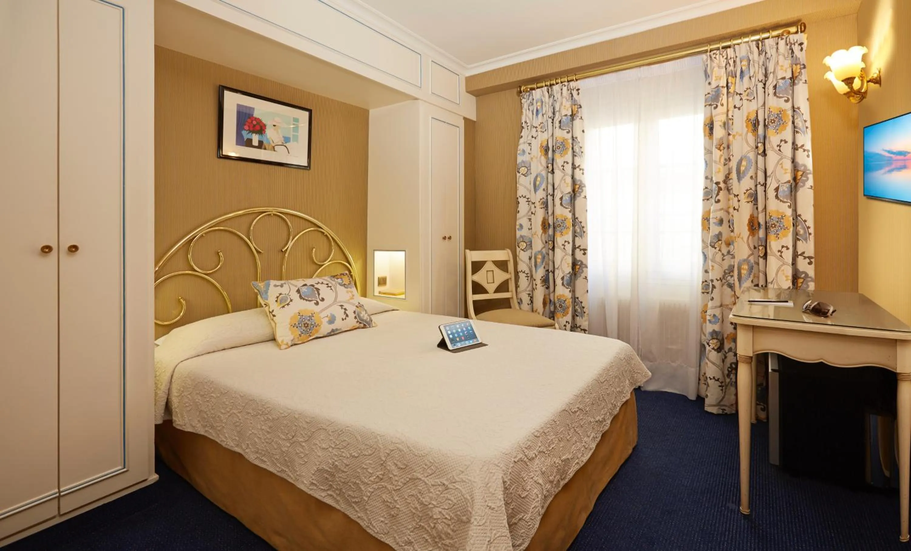 Photo of the whole room, Bed in Hôtel Beaubourg