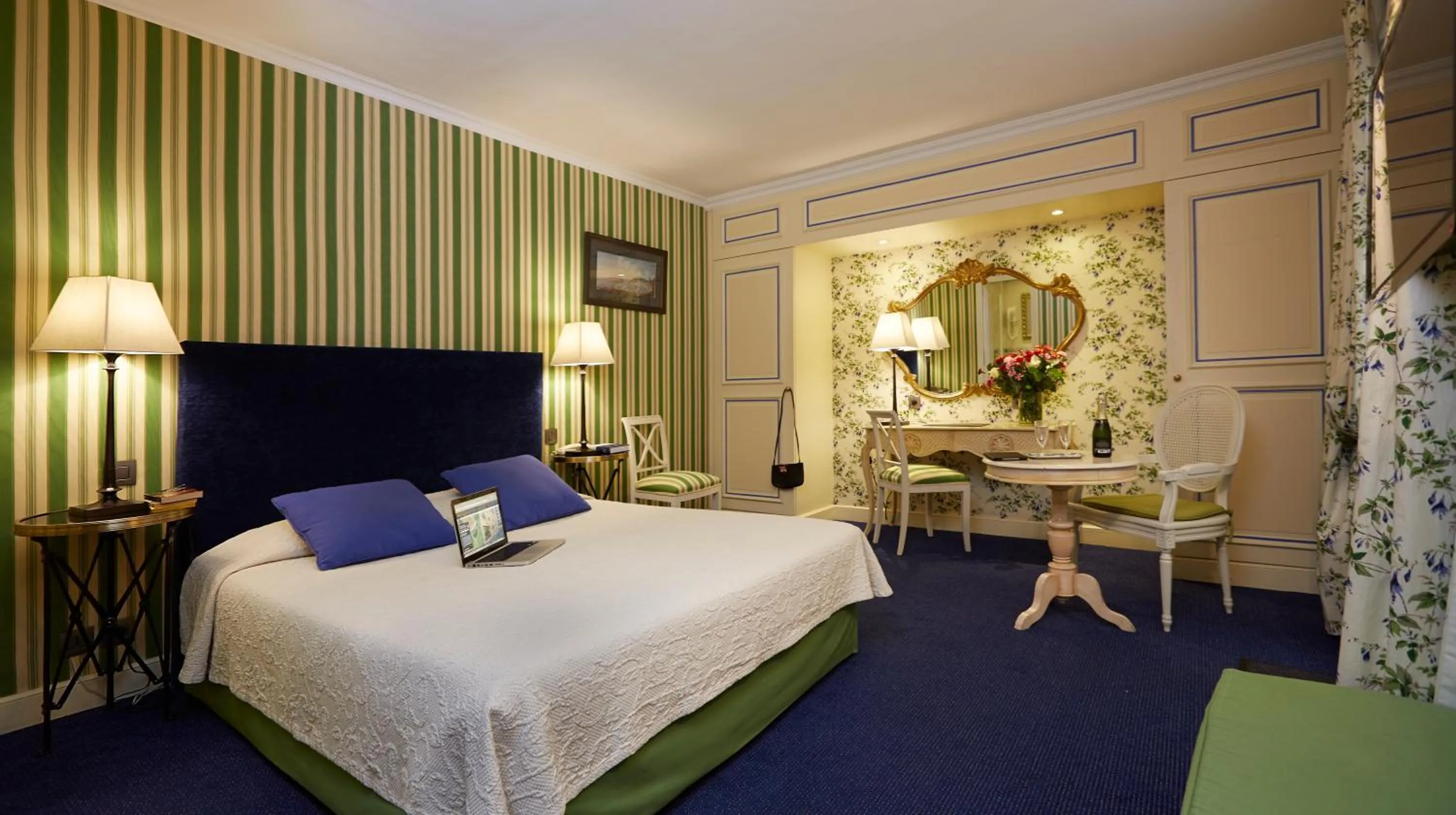 Photo of the whole room, Bed in Hôtel Beaubourg