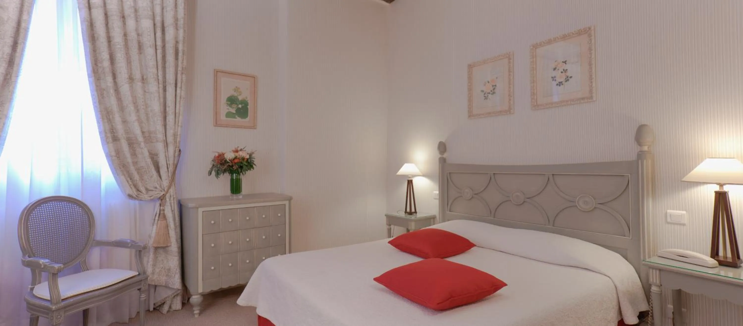 Photo of the whole room, Bed in Hôtel Beaubourg