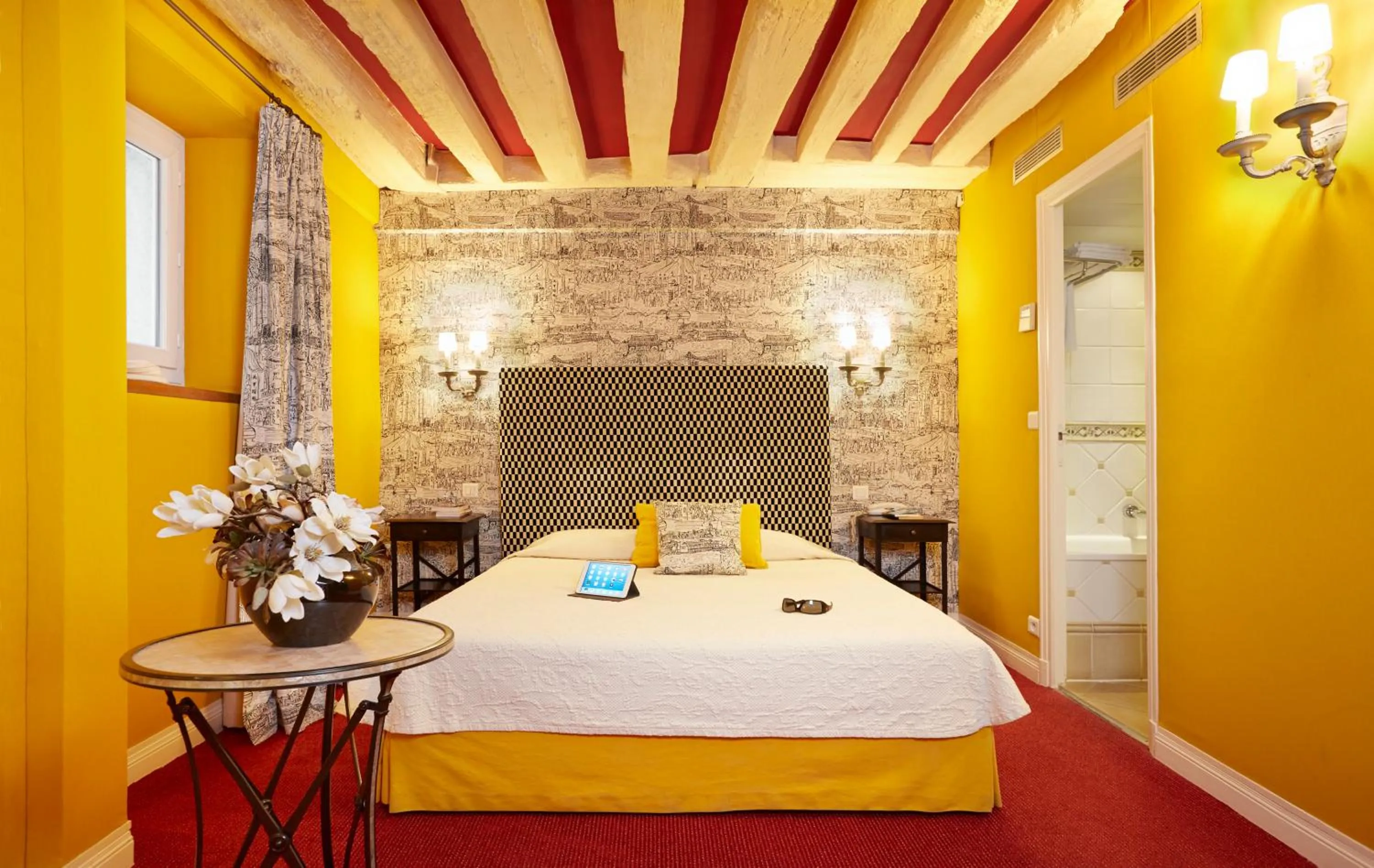 Bed in Hôtel Beaubourg