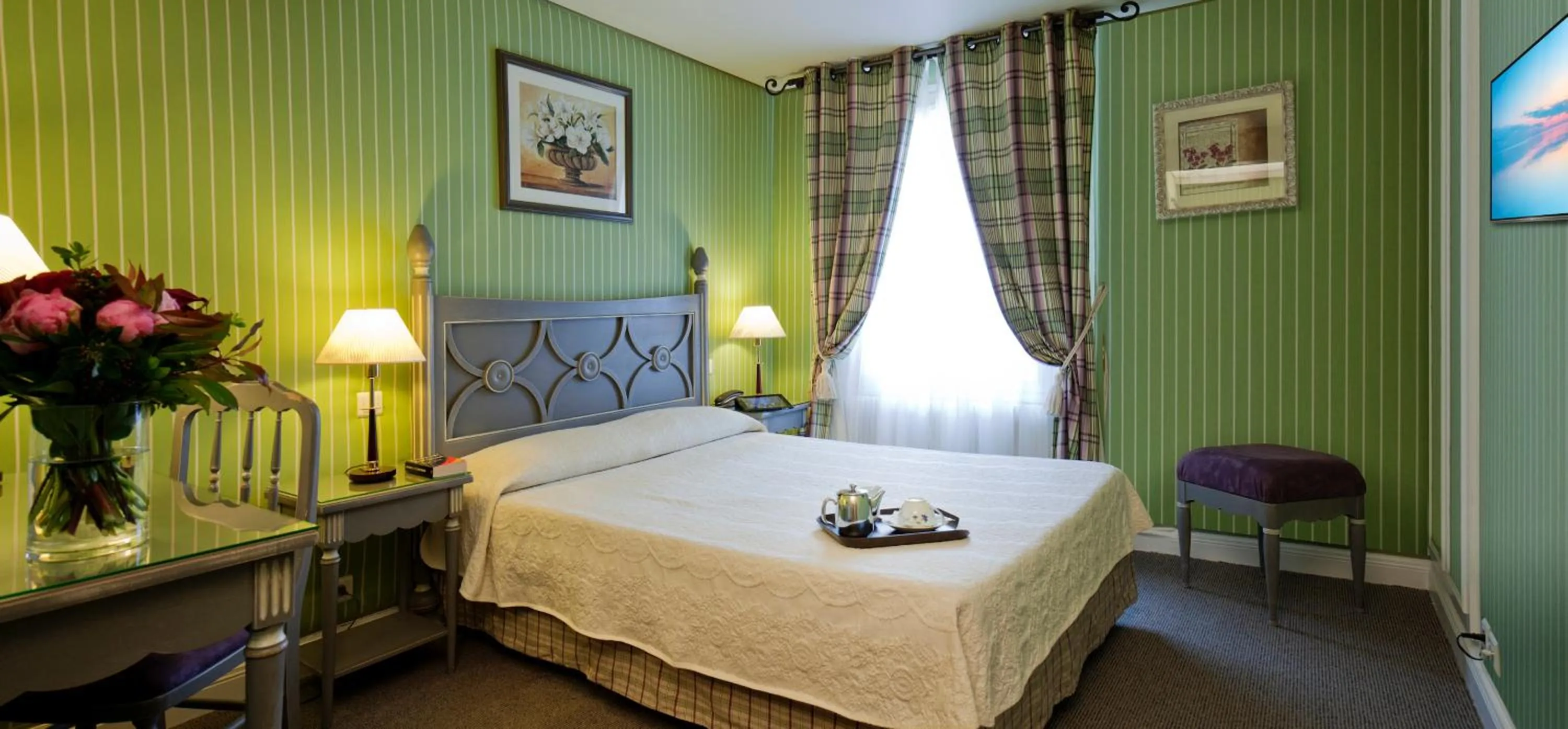 Bed in Hôtel Beaubourg