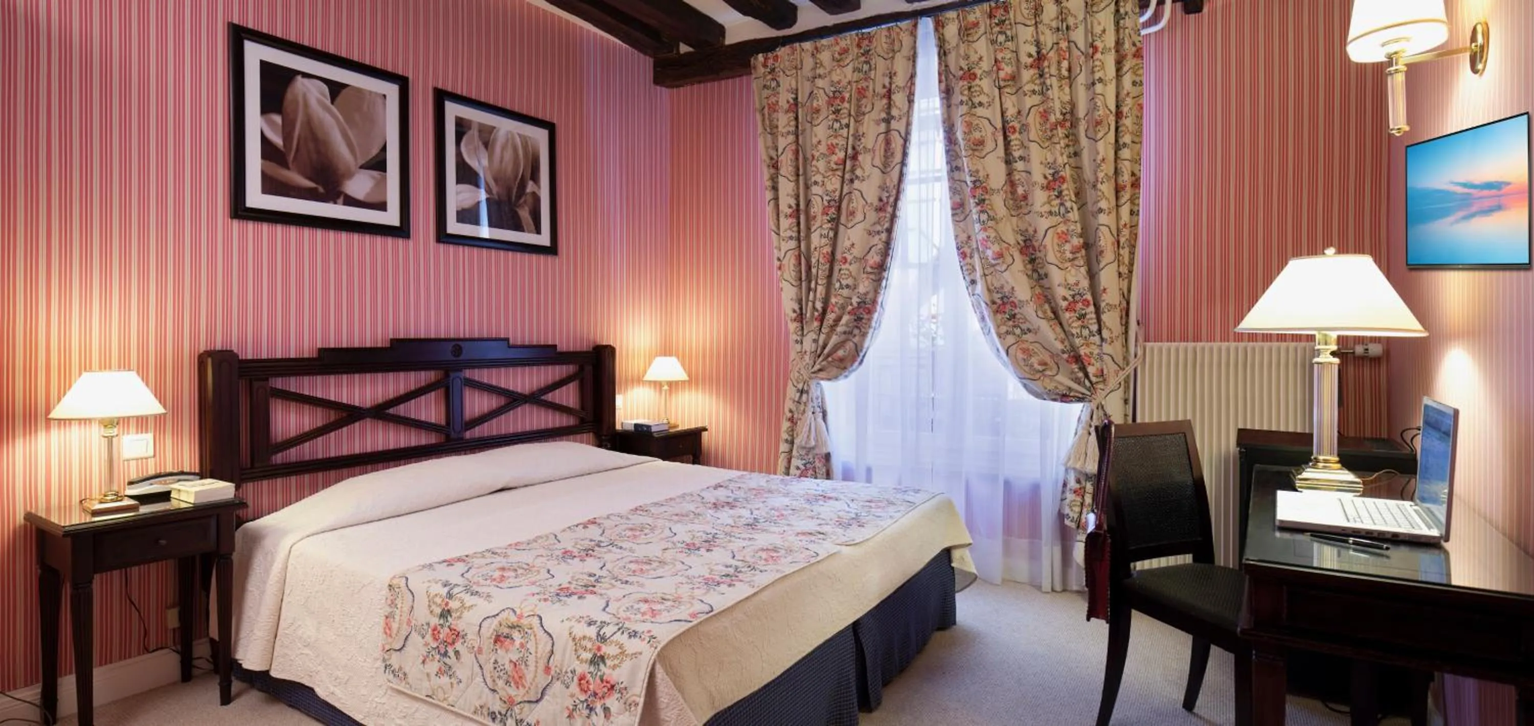 Bed in Hôtel Beaubourg