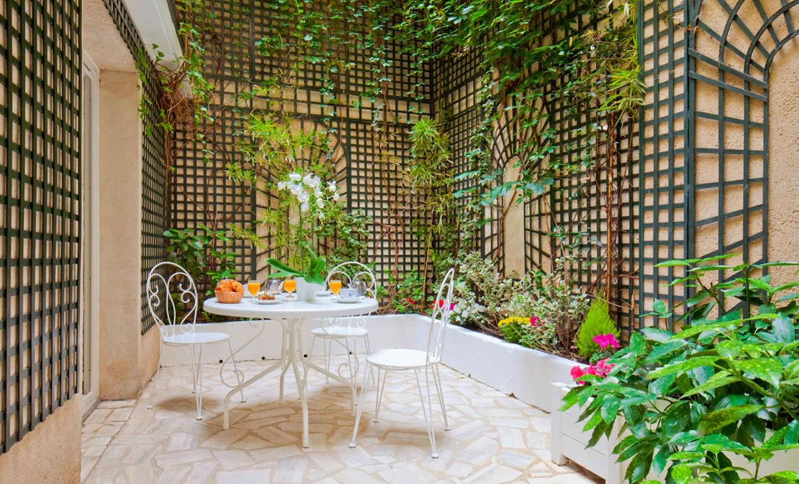 Patio in Hôtel Beaubourg