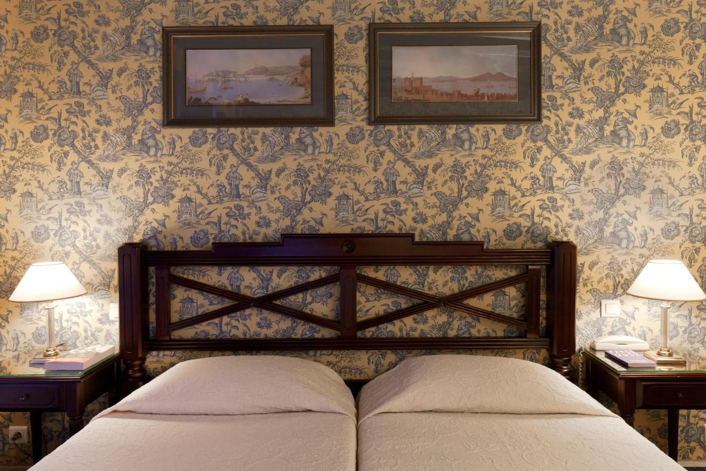 Bed in Hôtel Beaubourg