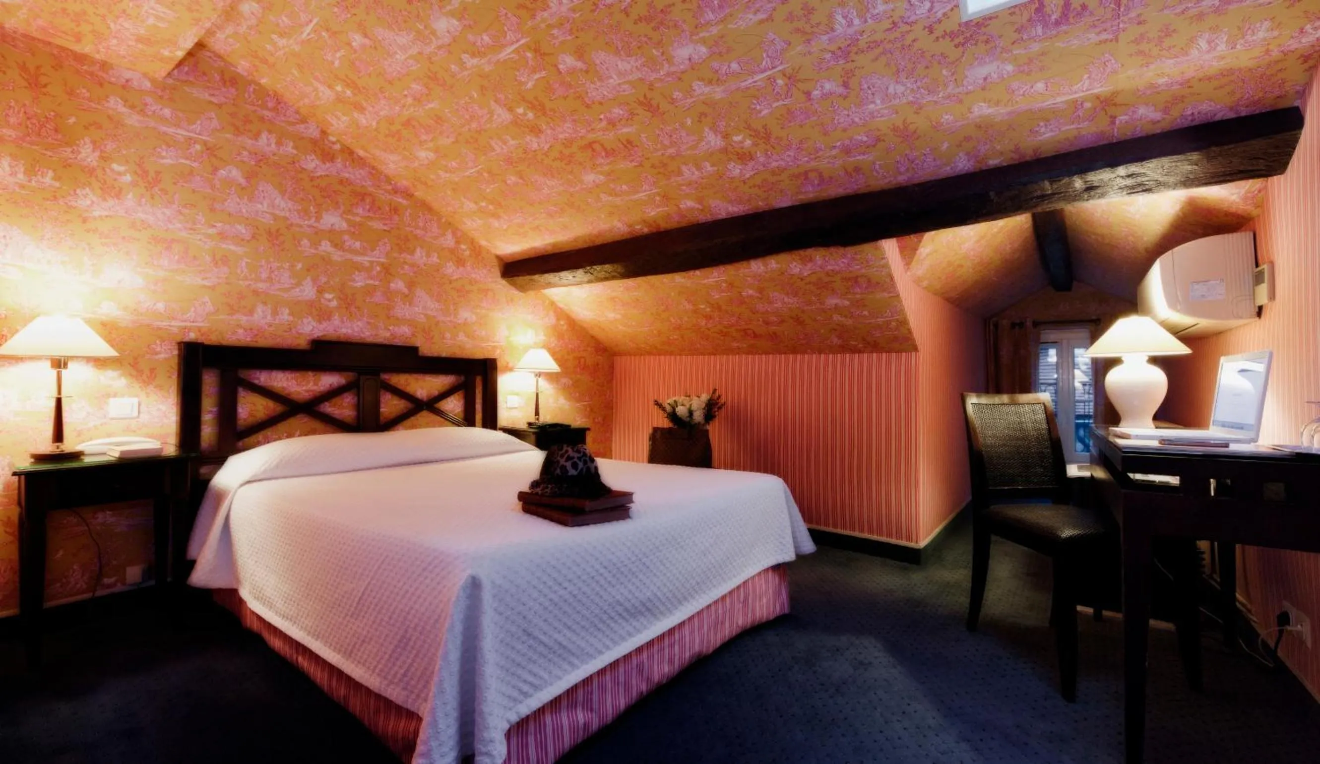 Bed in Hôtel Beaubourg