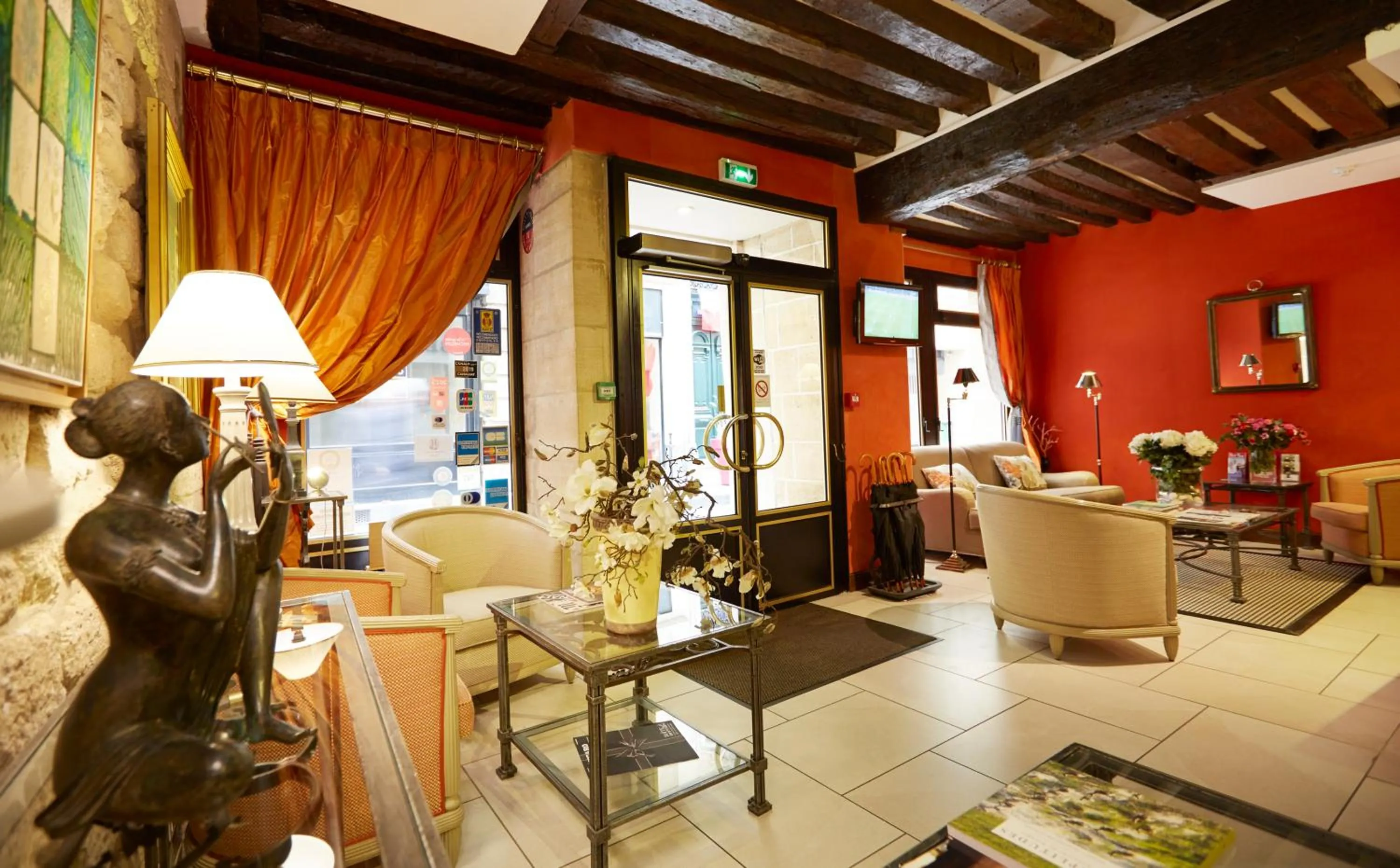 Lobby or reception in Hôtel Beaubourg