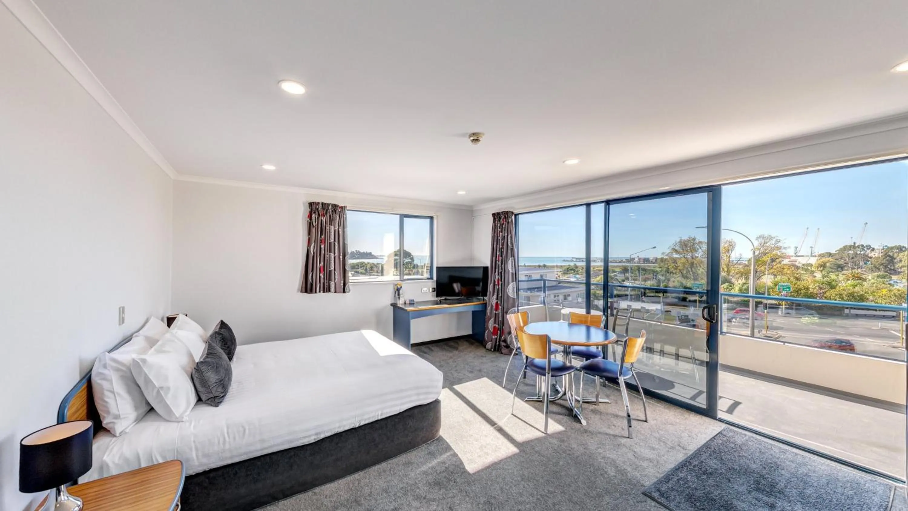Living room, Bed in Bay Viaduct Motor Lodge