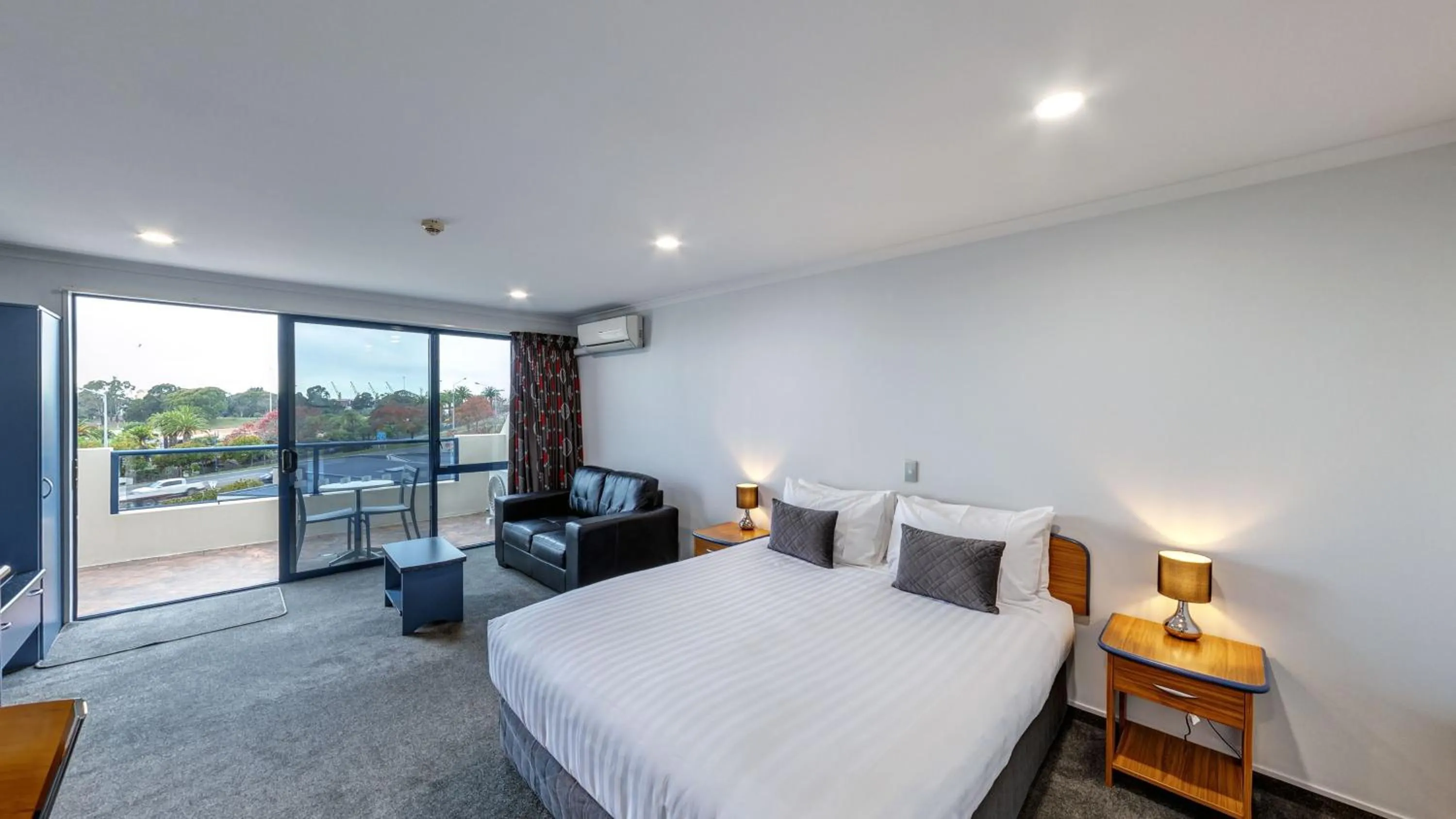 Bed in Bay Viaduct Motor Lodge