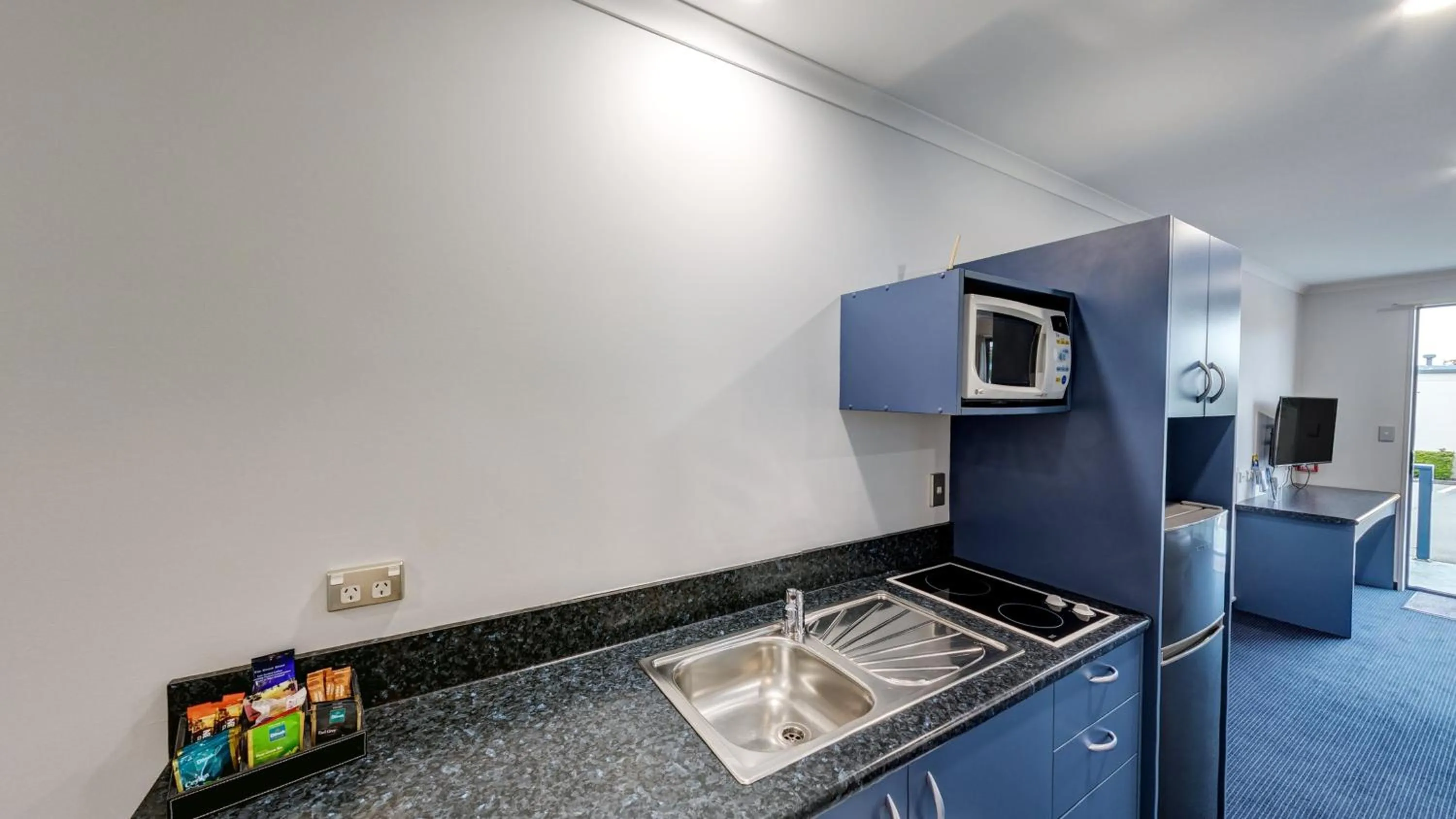 Kitchen or kitchenette in Bay Viaduct Motor Lodge