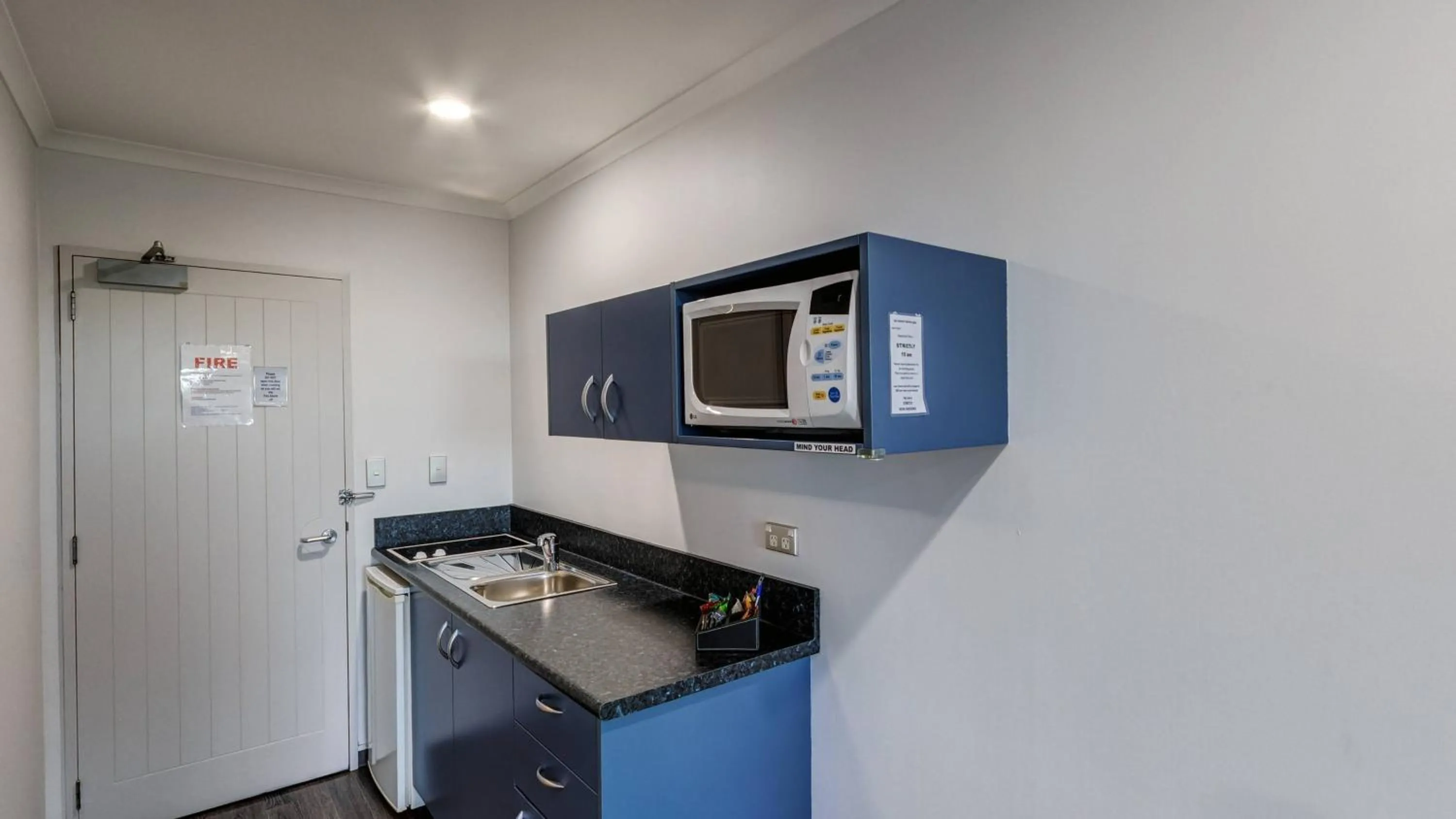 Kitchen or kitchenette in Bay Viaduct Motor Lodge