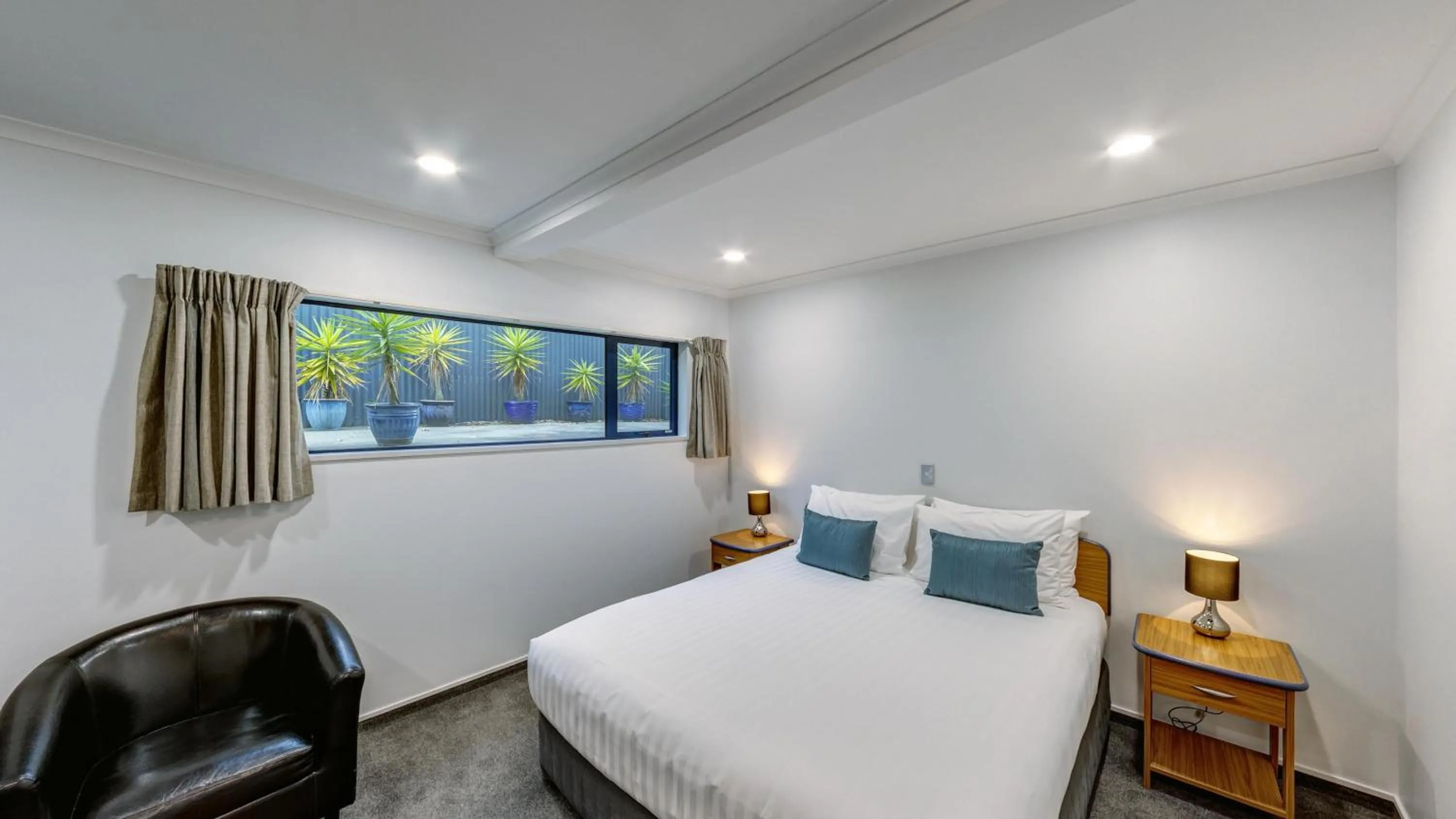 Seating area, Bed in Bay Viaduct Motor Lodge