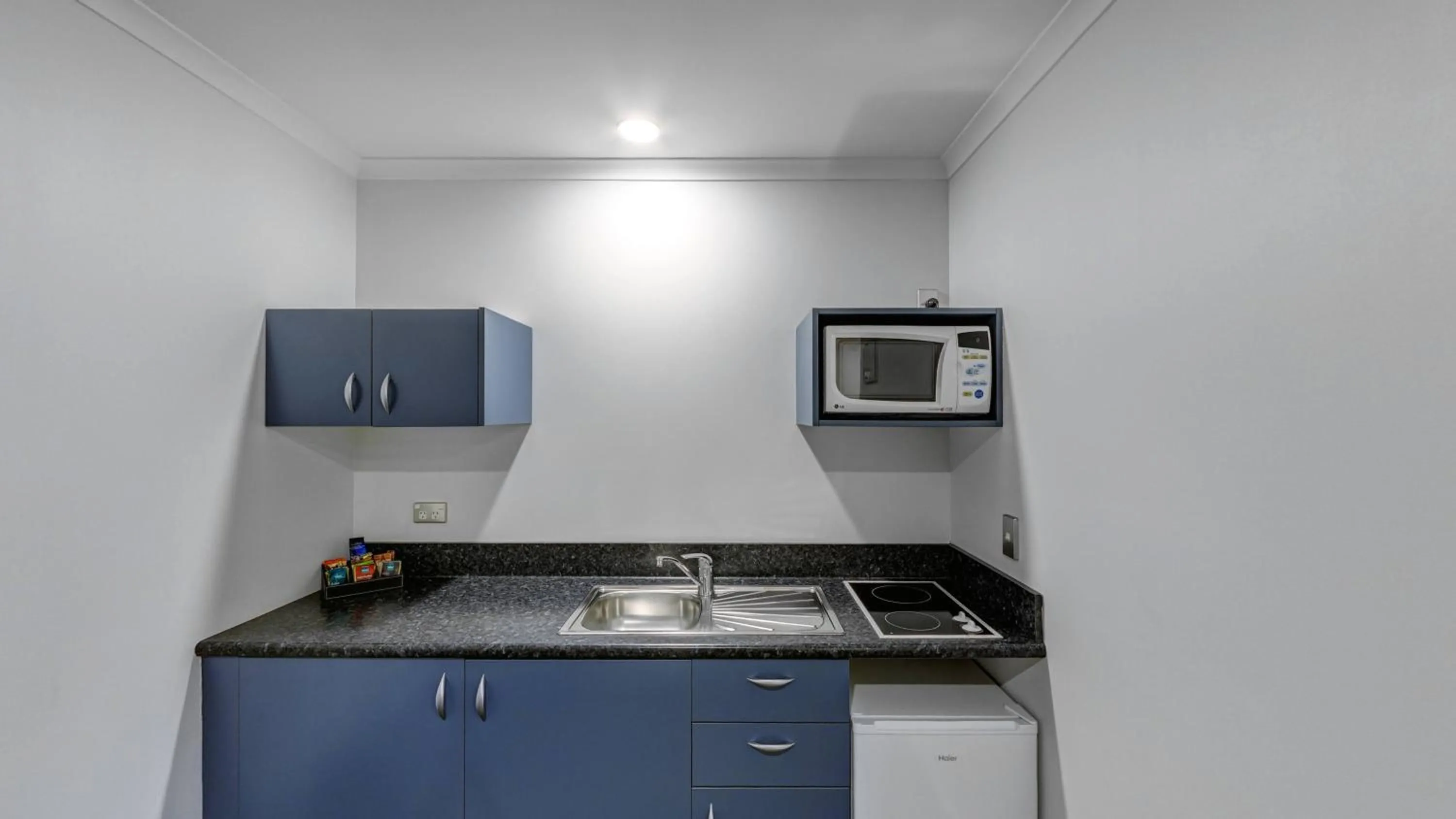 Kitchen or kitchenette in Bay Viaduct Motor Lodge