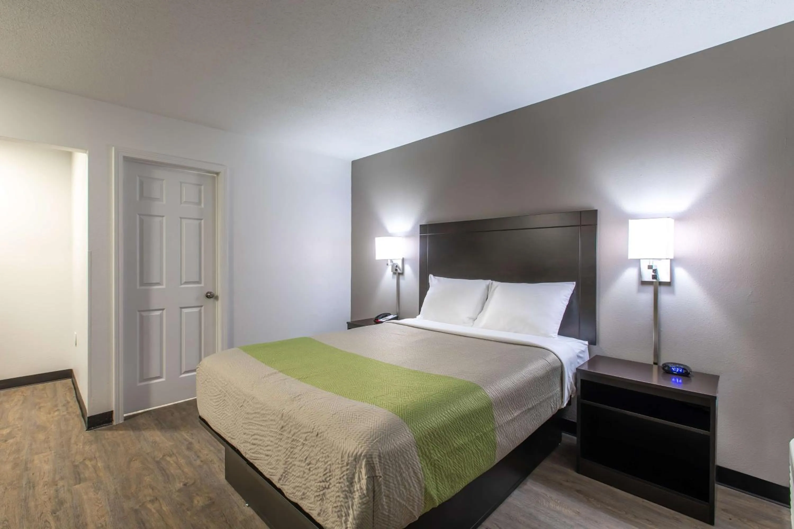 Photo of the whole room, Bed in Studio 6-Greenville, SC - I-85 Near Downtown