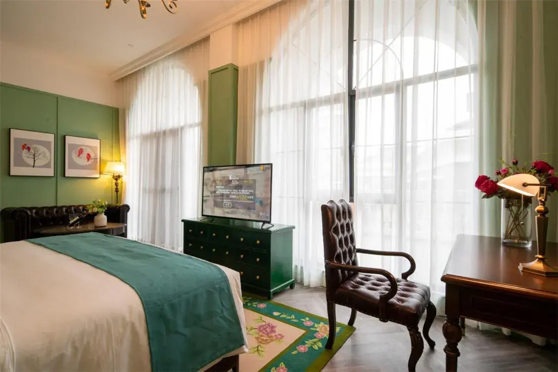 Standard King Room with Courtyard View in Hotel Indigo Heilong Lake by IHG Standard King Room with Courtyard View in Hotel Indigo Heilong Lake by IHG