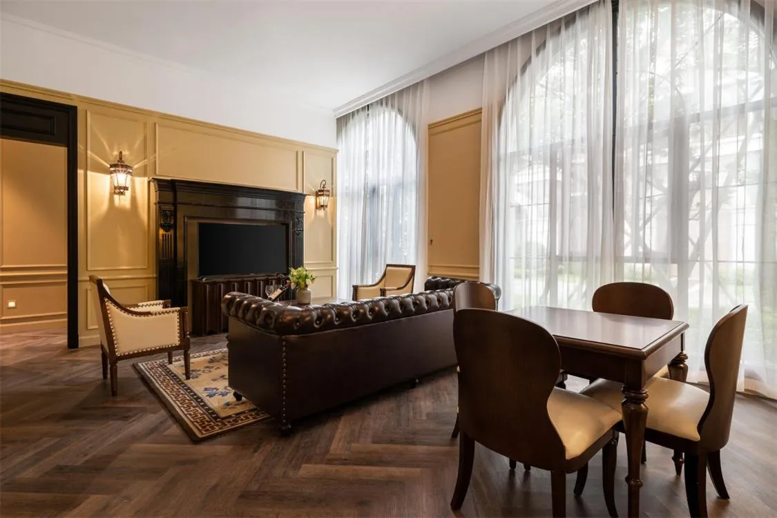 Living room in Hotel Indigo Heilong Lake by IHG