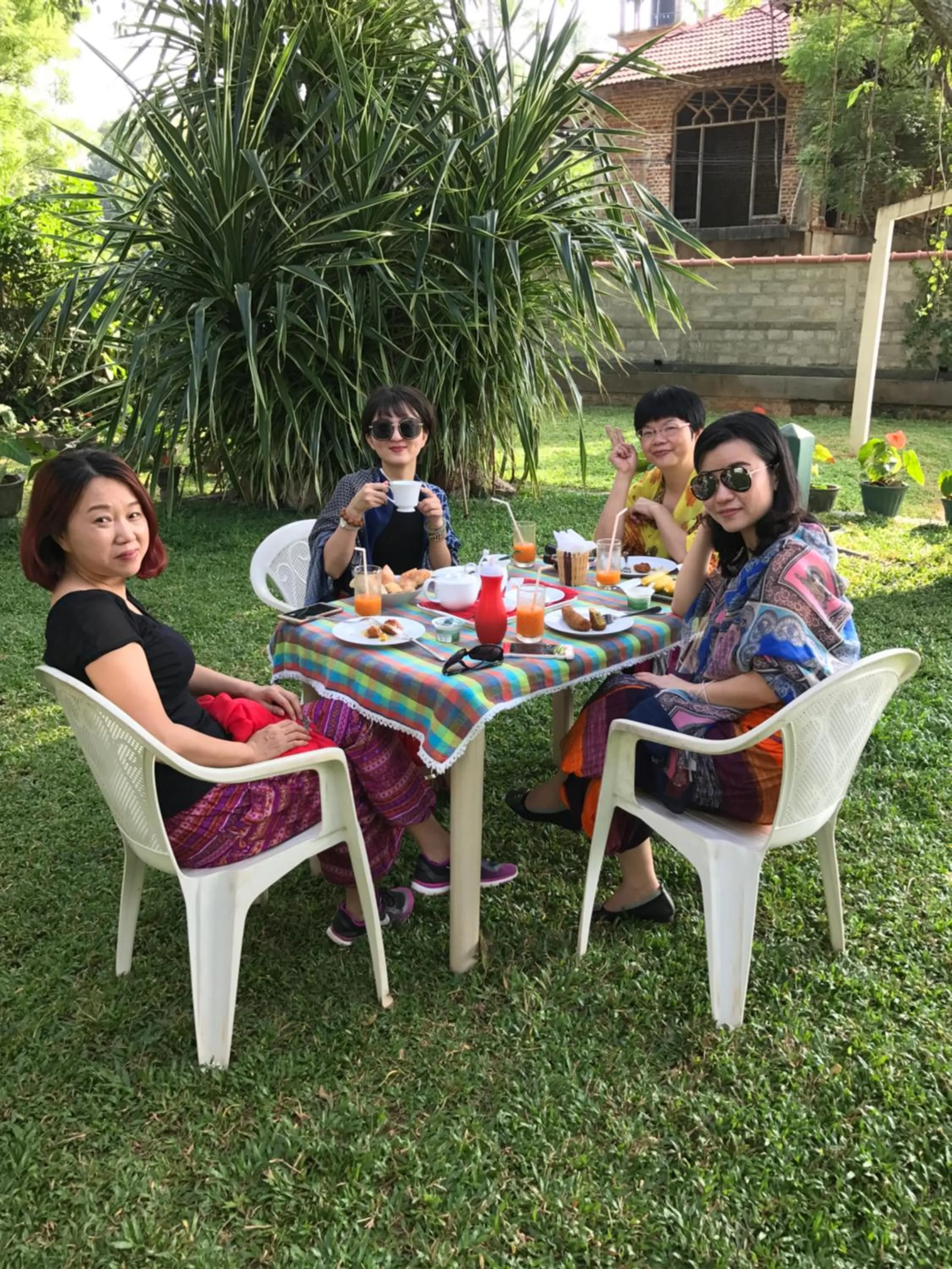 Restaurant/places to eat in Villa Shade