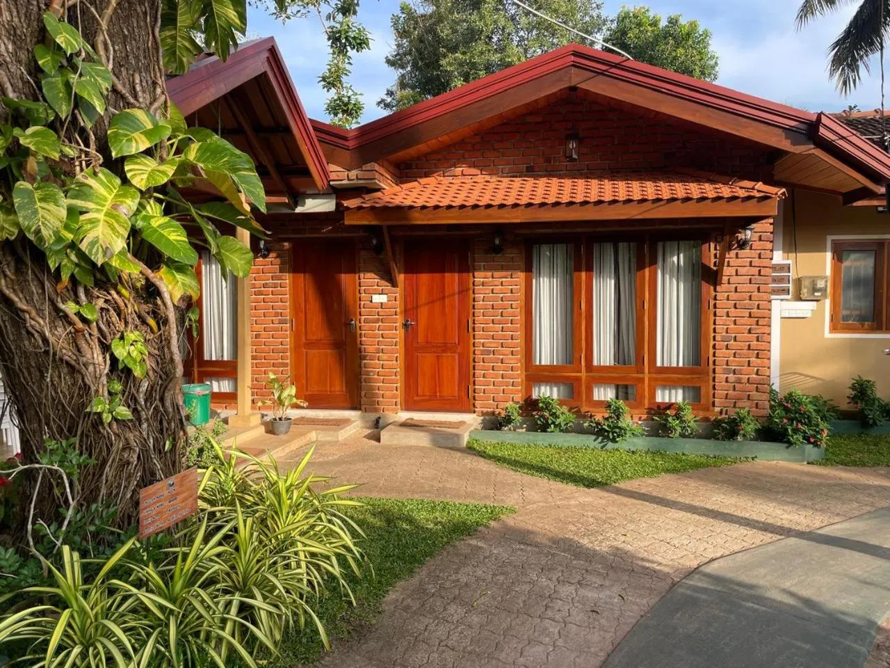 Property building in Villa Shade