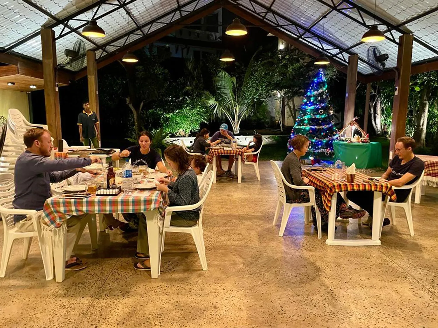 Restaurant/places to eat in Villa Shade