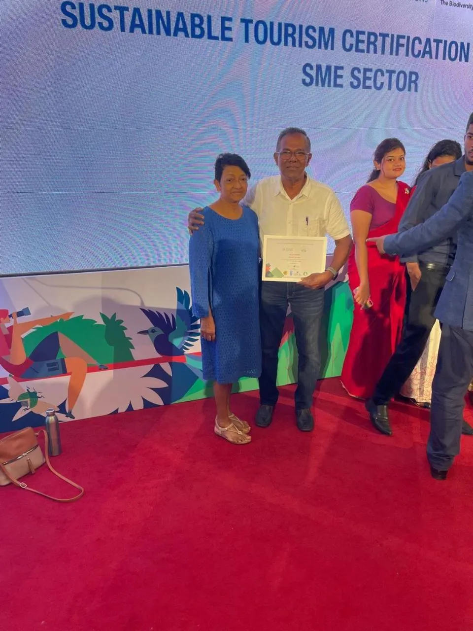 Text overlay in Villa Shade