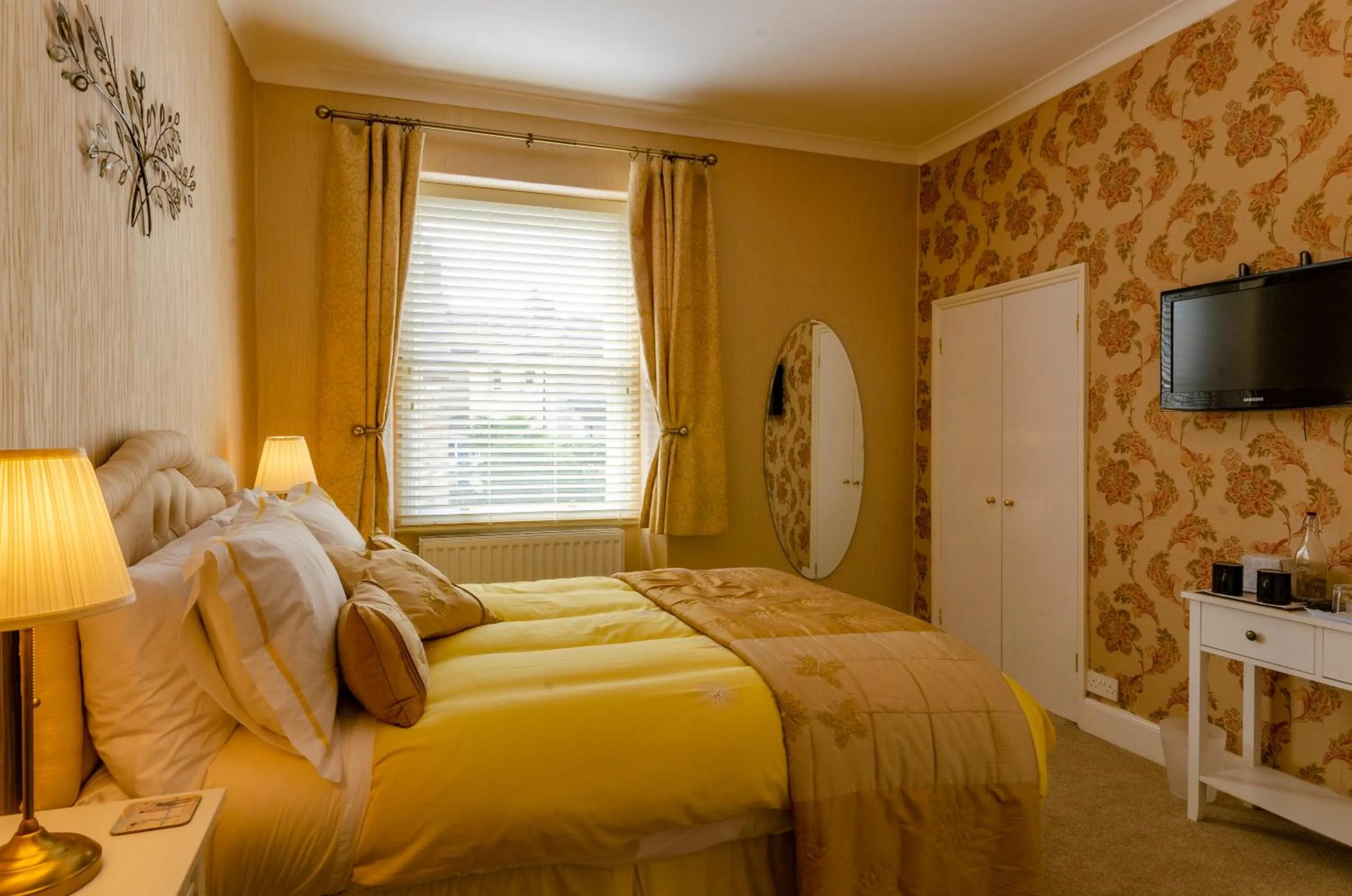 Photo of the whole room, Bed in Pinfold House