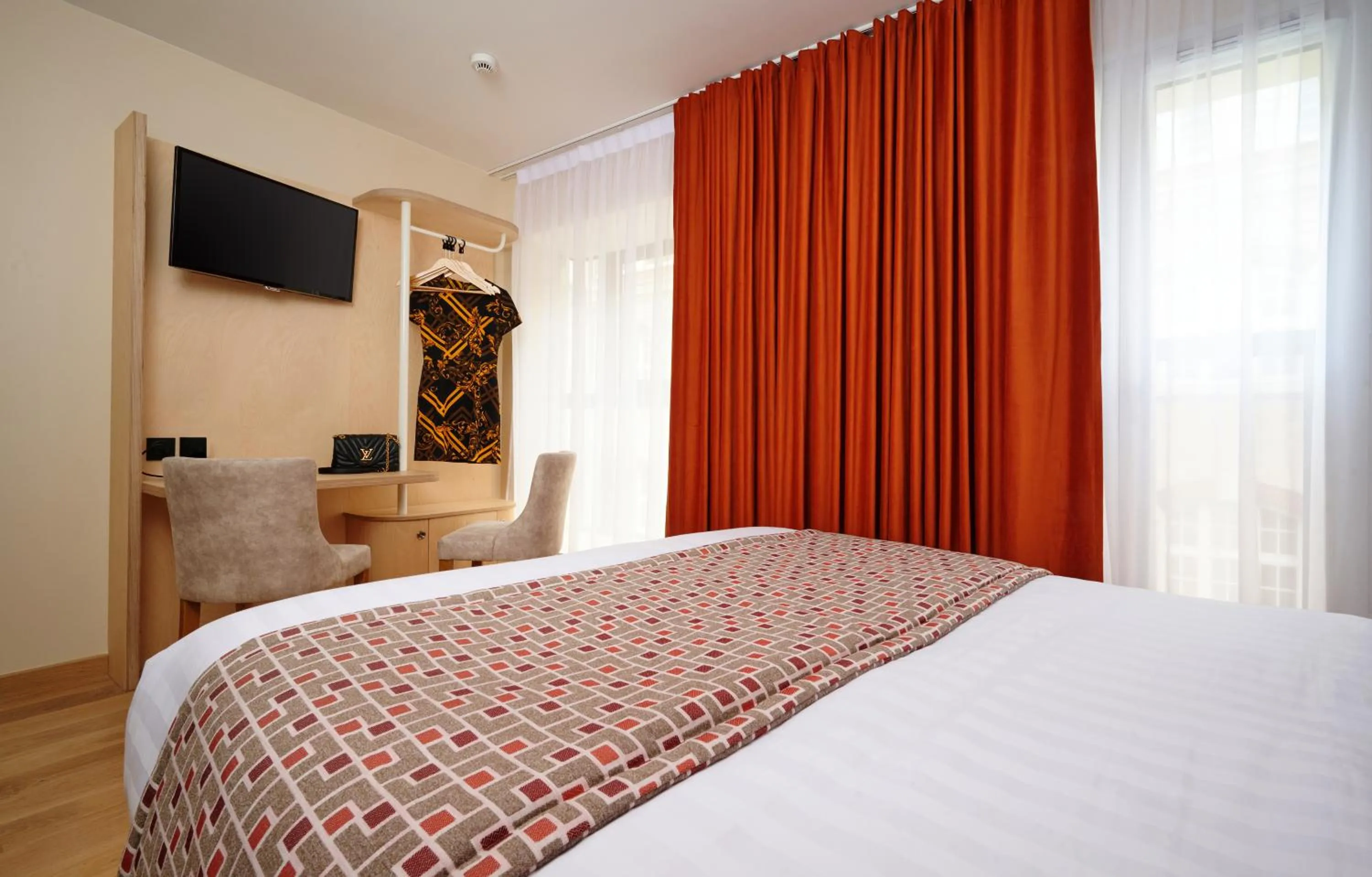 Photo of the whole room, Bed in VLH Montparnasse Eiffel