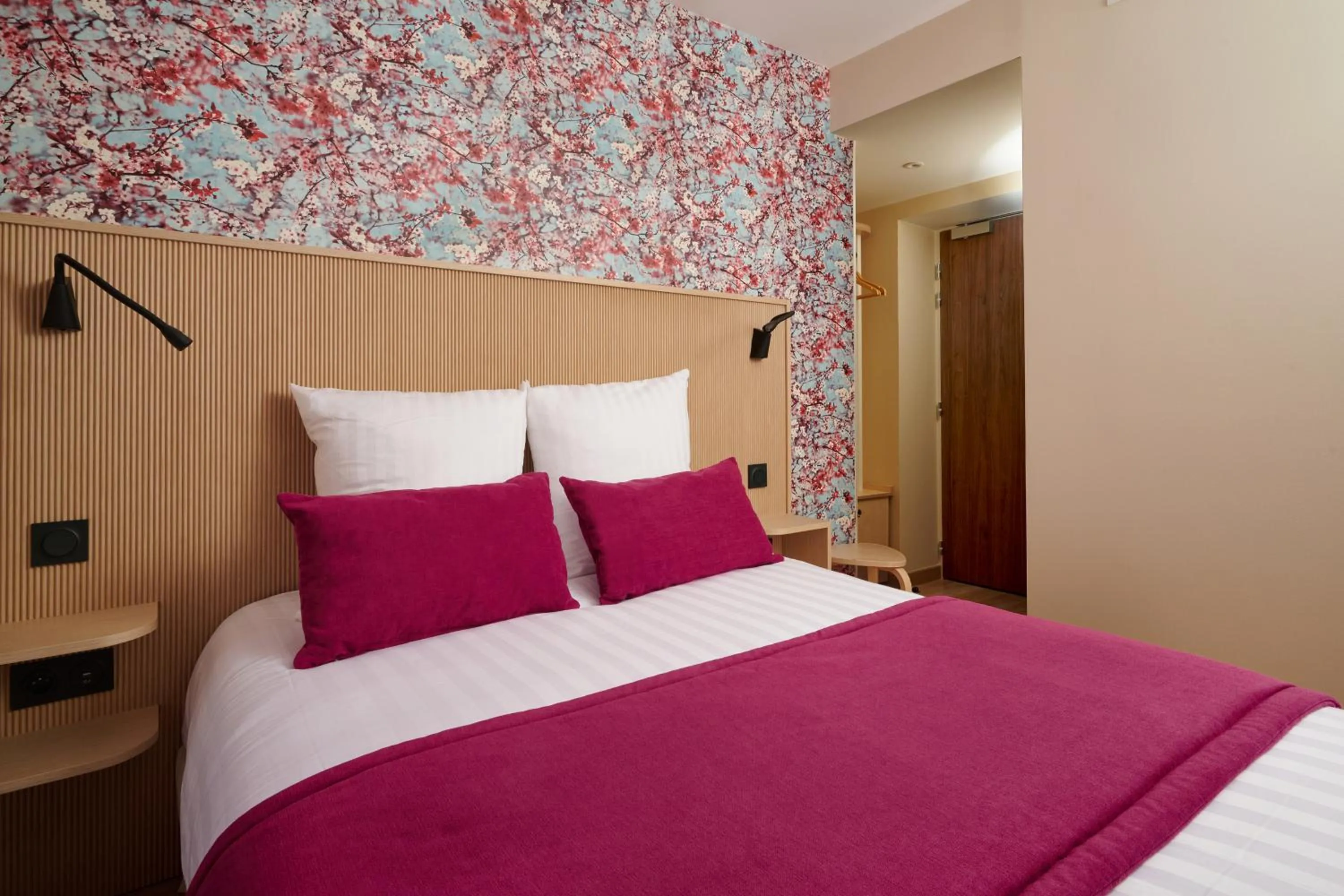 Photo of the whole room, Bed in VLH Montparnasse Eiffel