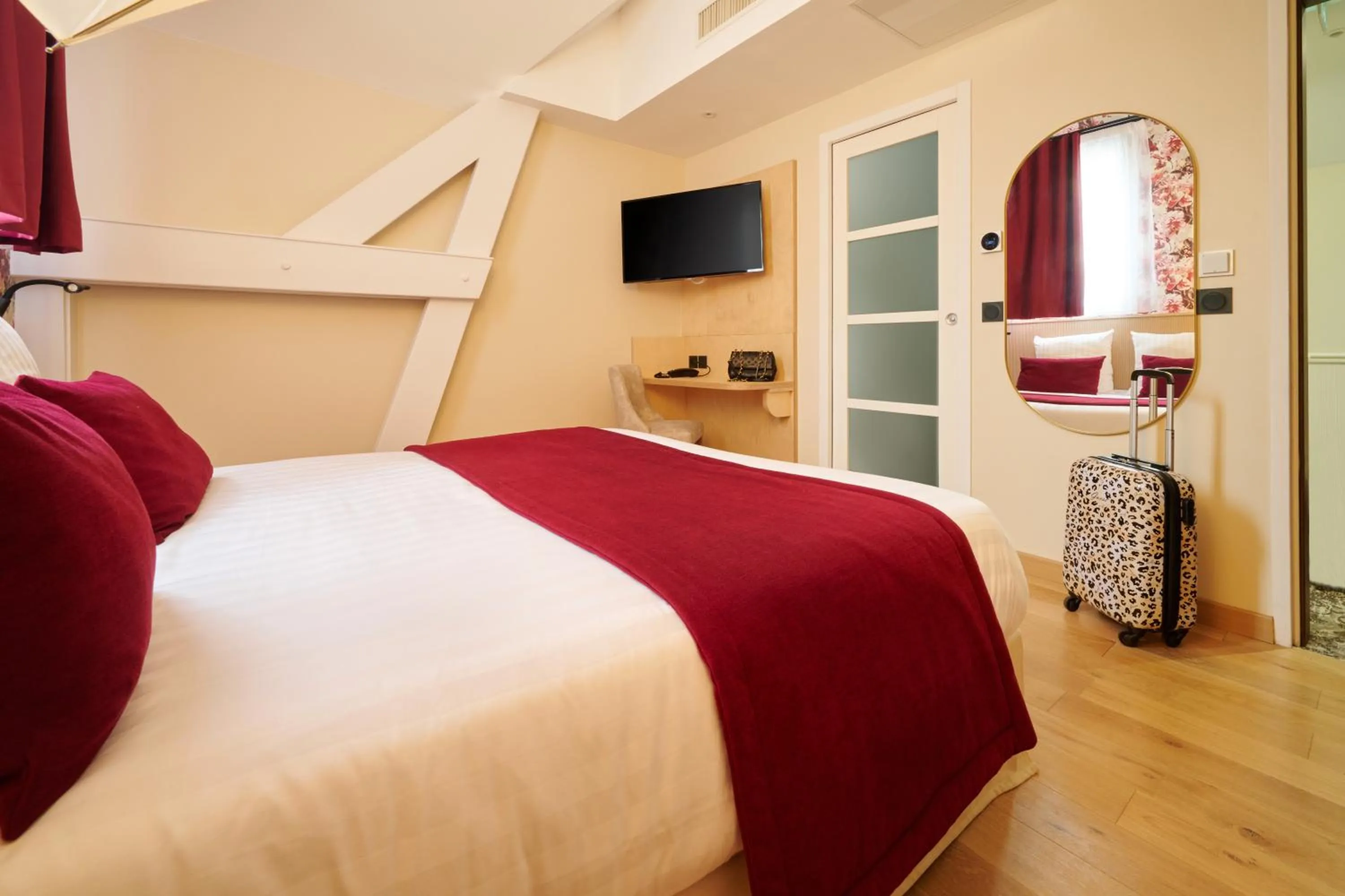 Photo of the whole room, Bed in VLH Montparnasse Eiffel