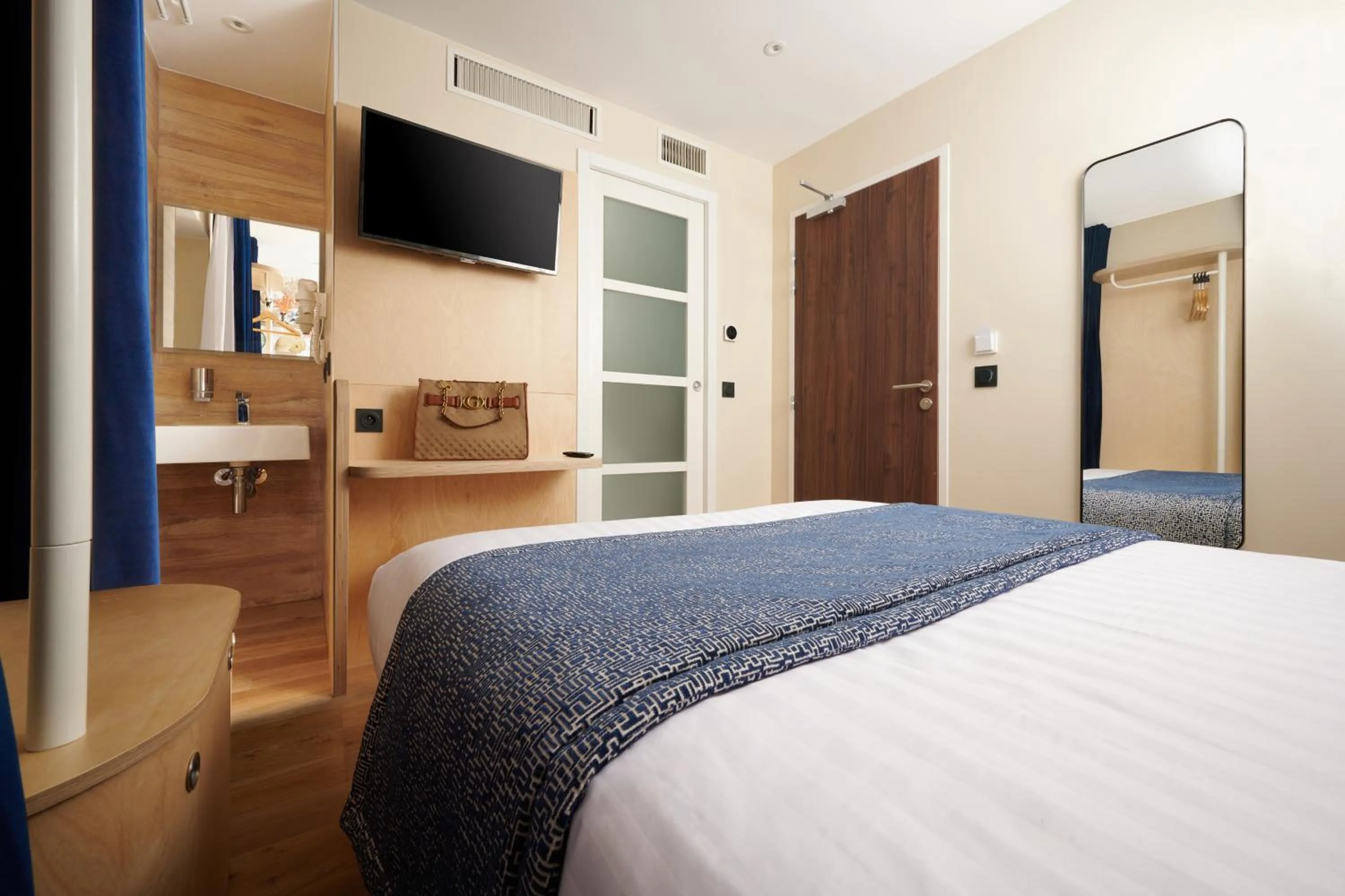 Photo of the whole room, Bed in VLH Montparnasse Eiffel