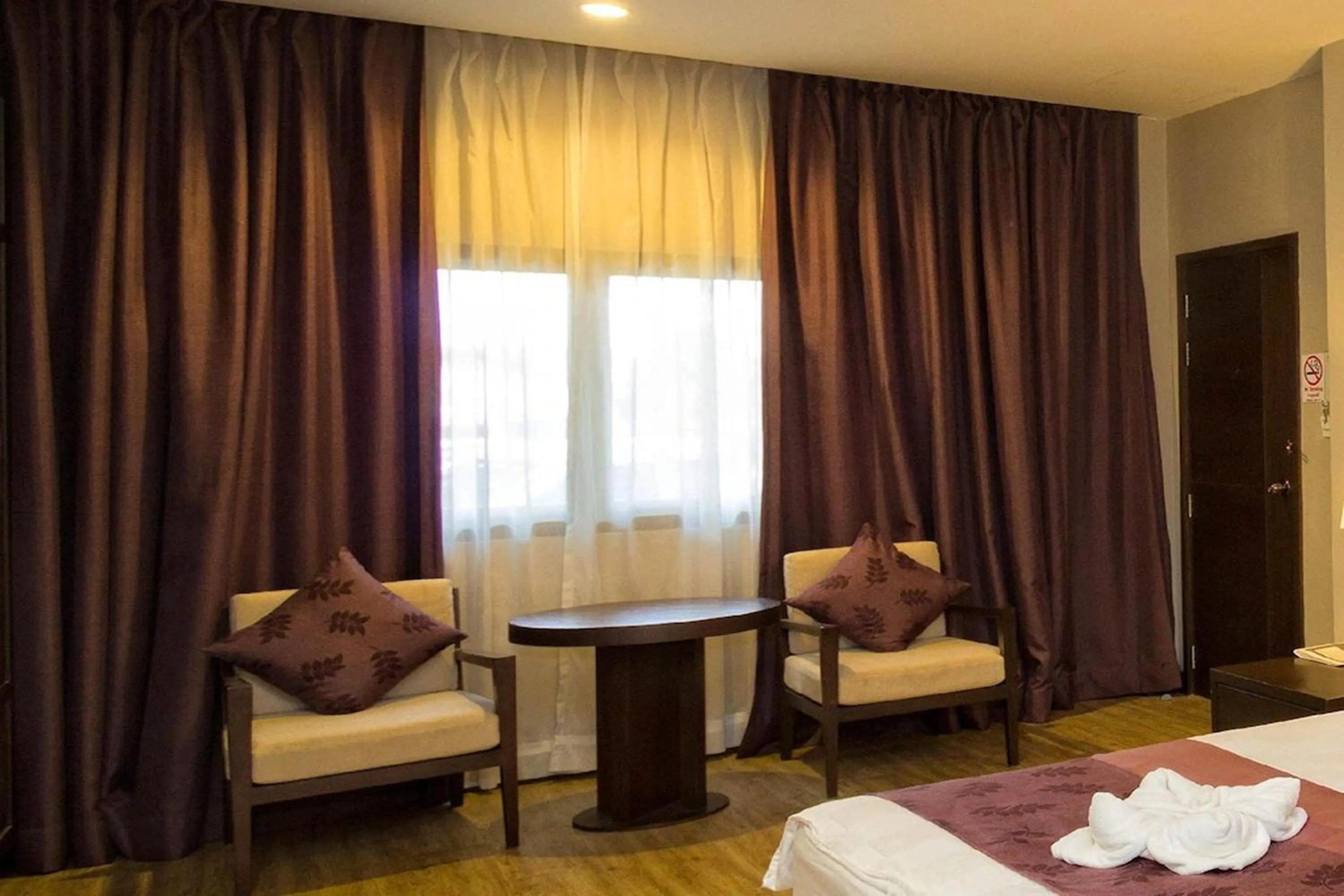 Seating area, Bed in Panya Resort Hotel