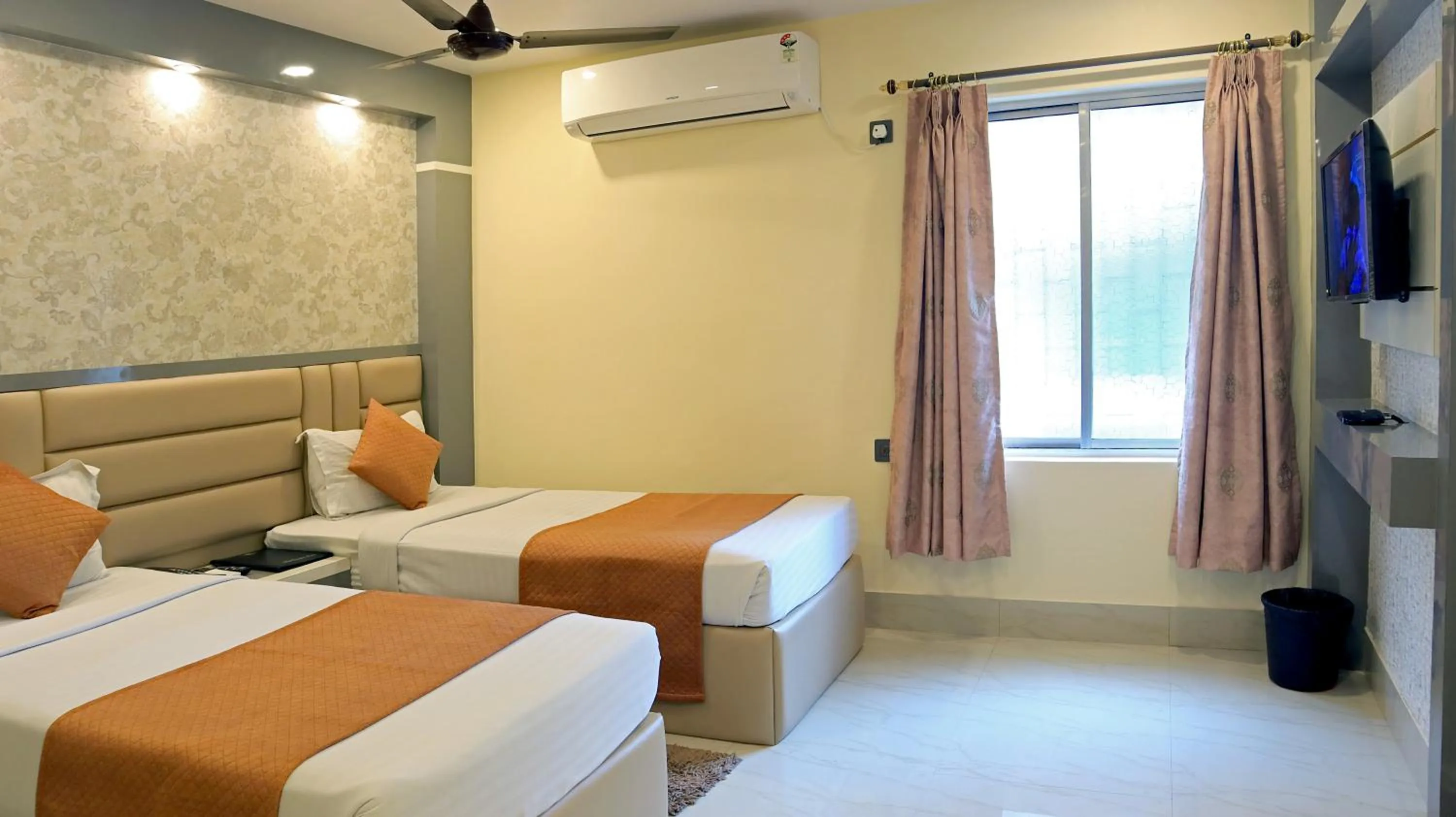 Bed in Hotel Executive Tower