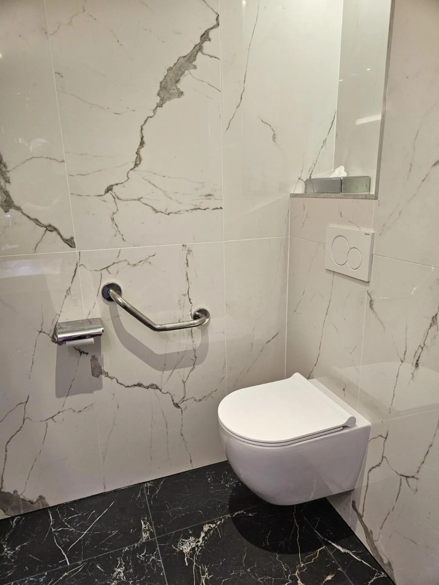 Toilet in ATN Hôtel