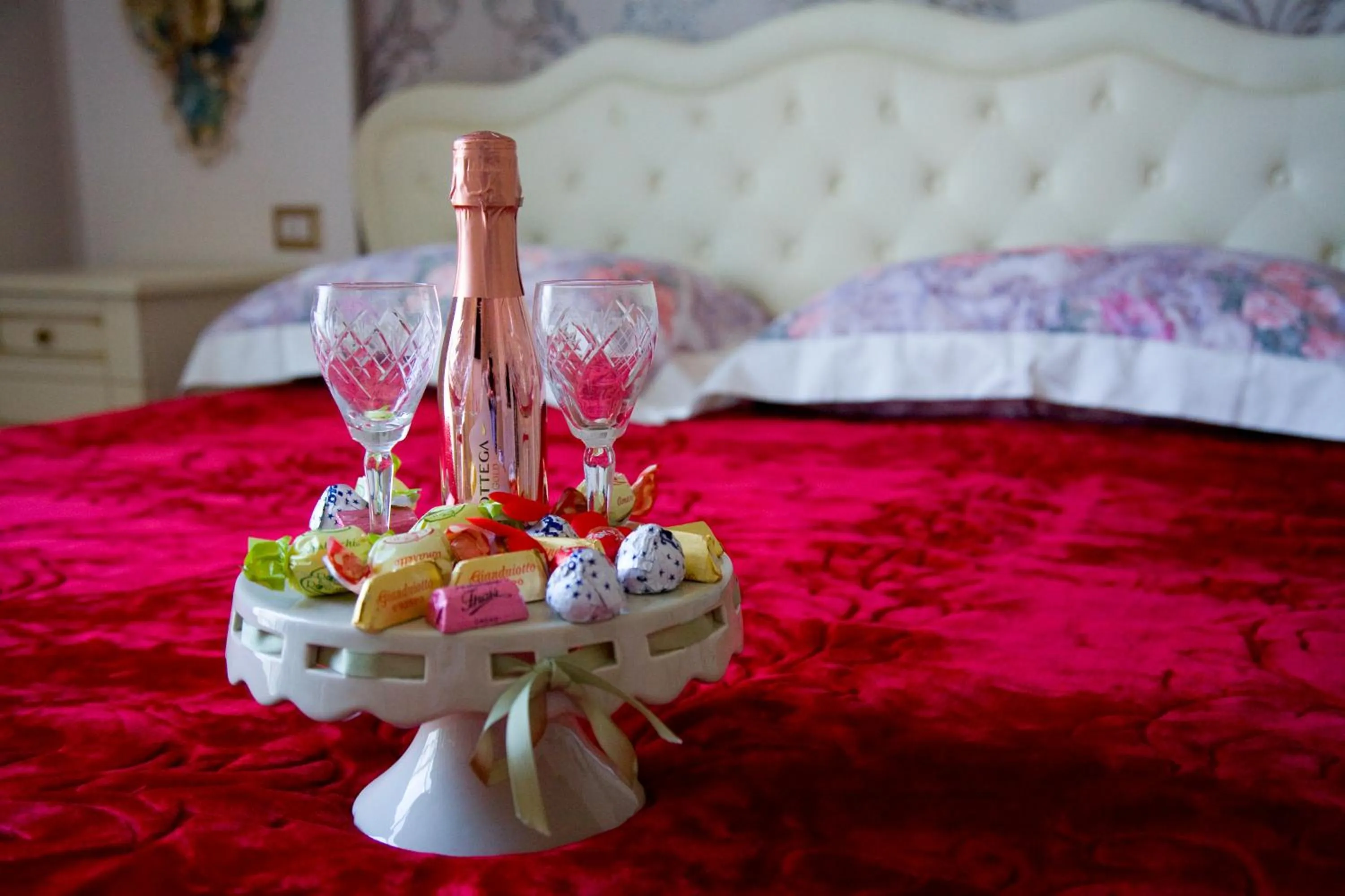 Food and drinks, Bed in Gold94