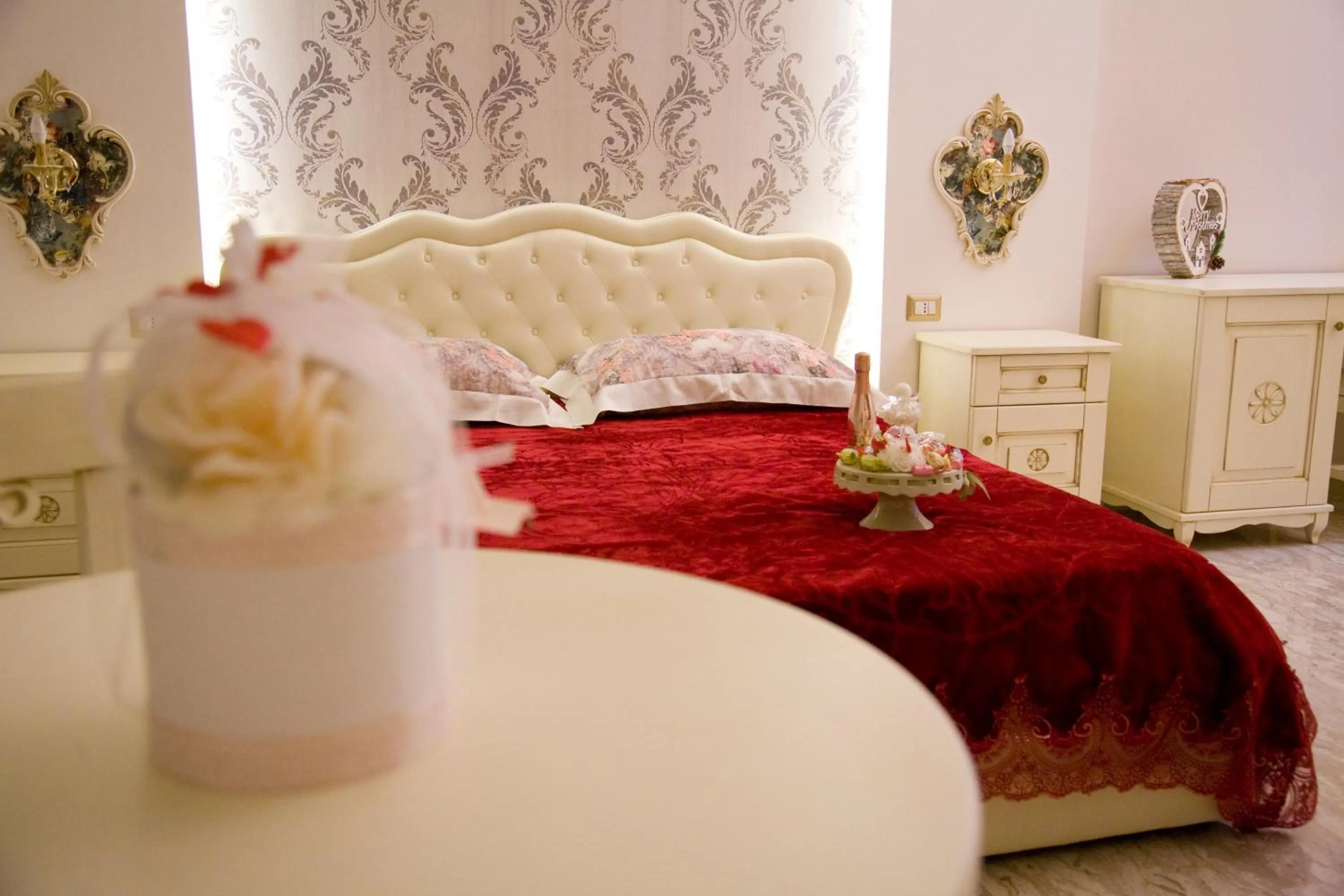 Bedroom, Bed in Gold94