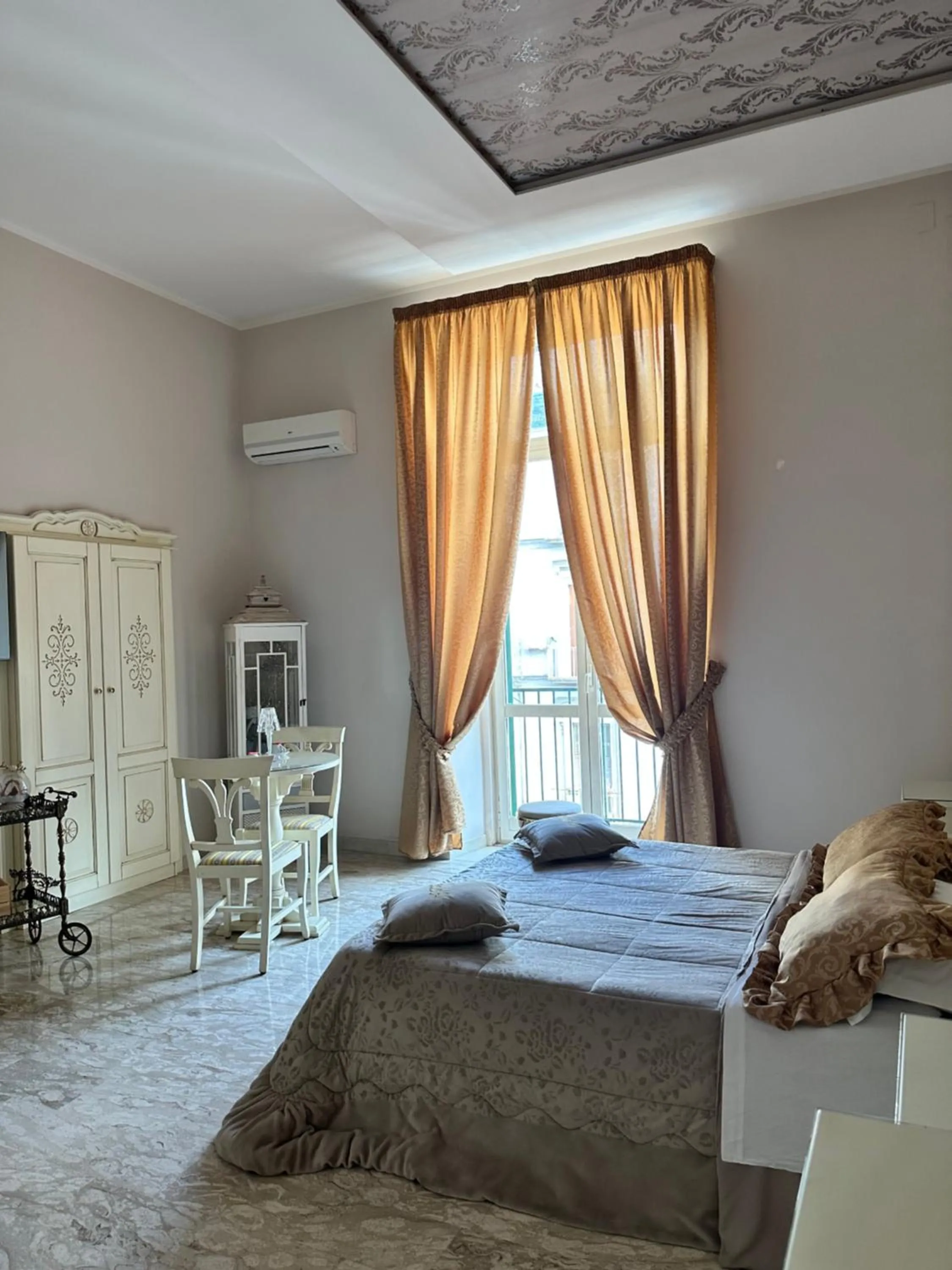 Bedroom, Bed in Gold94