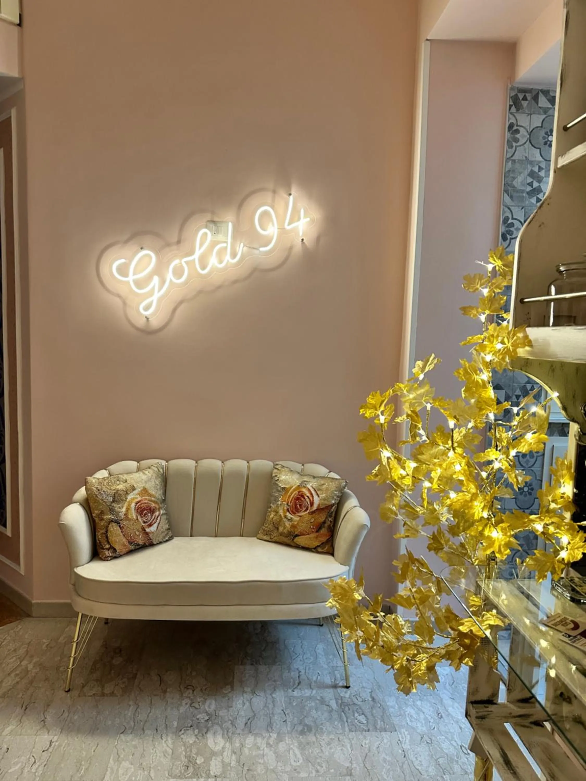 Seating area in Gold94