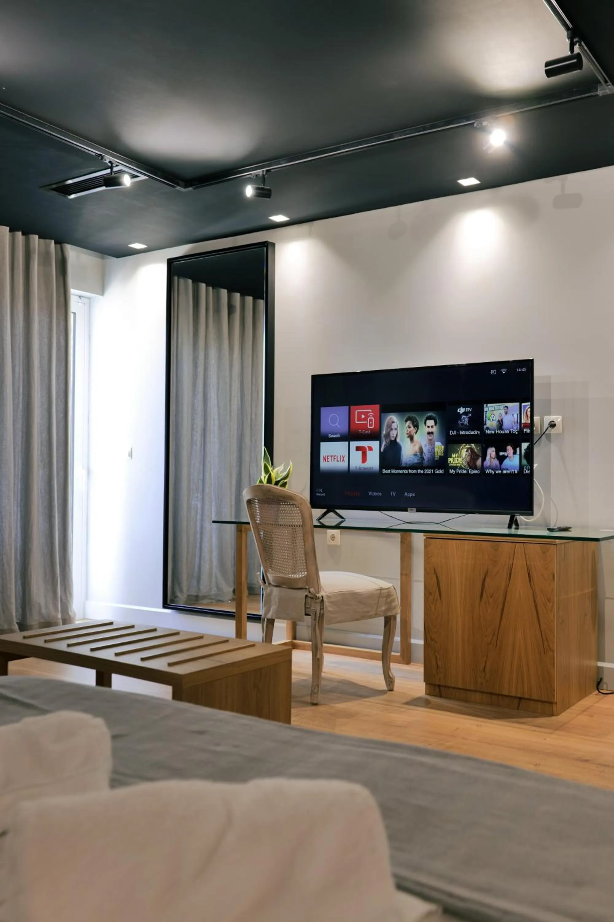 Communal lounge/ TV room, Bed in Porto Eda Hotel
